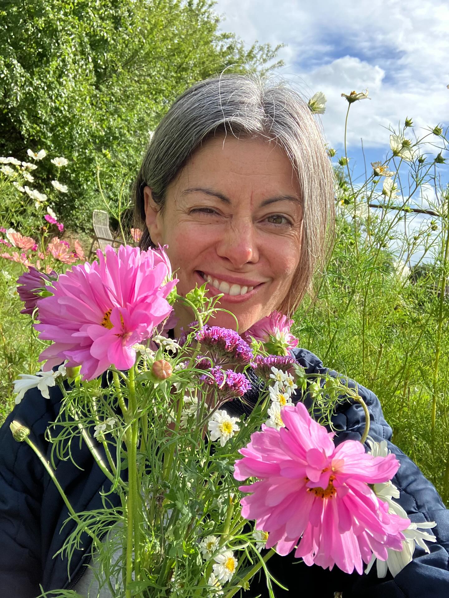 Er der stadig blomster, efter gårsdagens regn og blæsevejr? Ja, det er der! 🫣😍☔️
De har taget det pænt, blomsterne, og nu skinner solen igen 😎 Så kom endelig forbi og pluk blomster til weekendens halløj 🥳🌞🌸🤸🍺😀💕