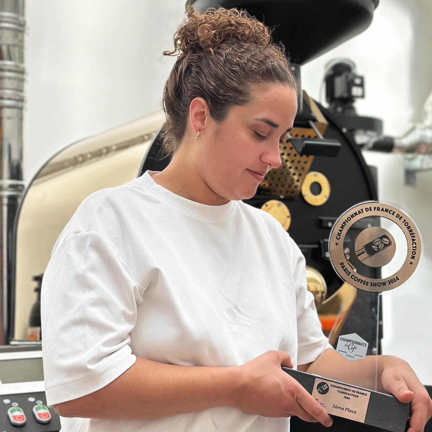 LA COUPE À LA MAISON 🥉
L’équipe de MOJO COFFEE CLUB est ultra fière de Juliette, qui décroche la troisième place aux championnats de France de Torréfaction ! 🔥
Bravo aux deux autres champions qui lui ont partagé le podium @jonathan_lepautremat et @fazenda_dajo et un grand merci aux organisateurs @paris_coffee_show @sca_france @collectif_cafe et aux bénévoles pour cette édition du PCS qui a une signification toute particulière pour nous.
À l’année prochaine 🥳