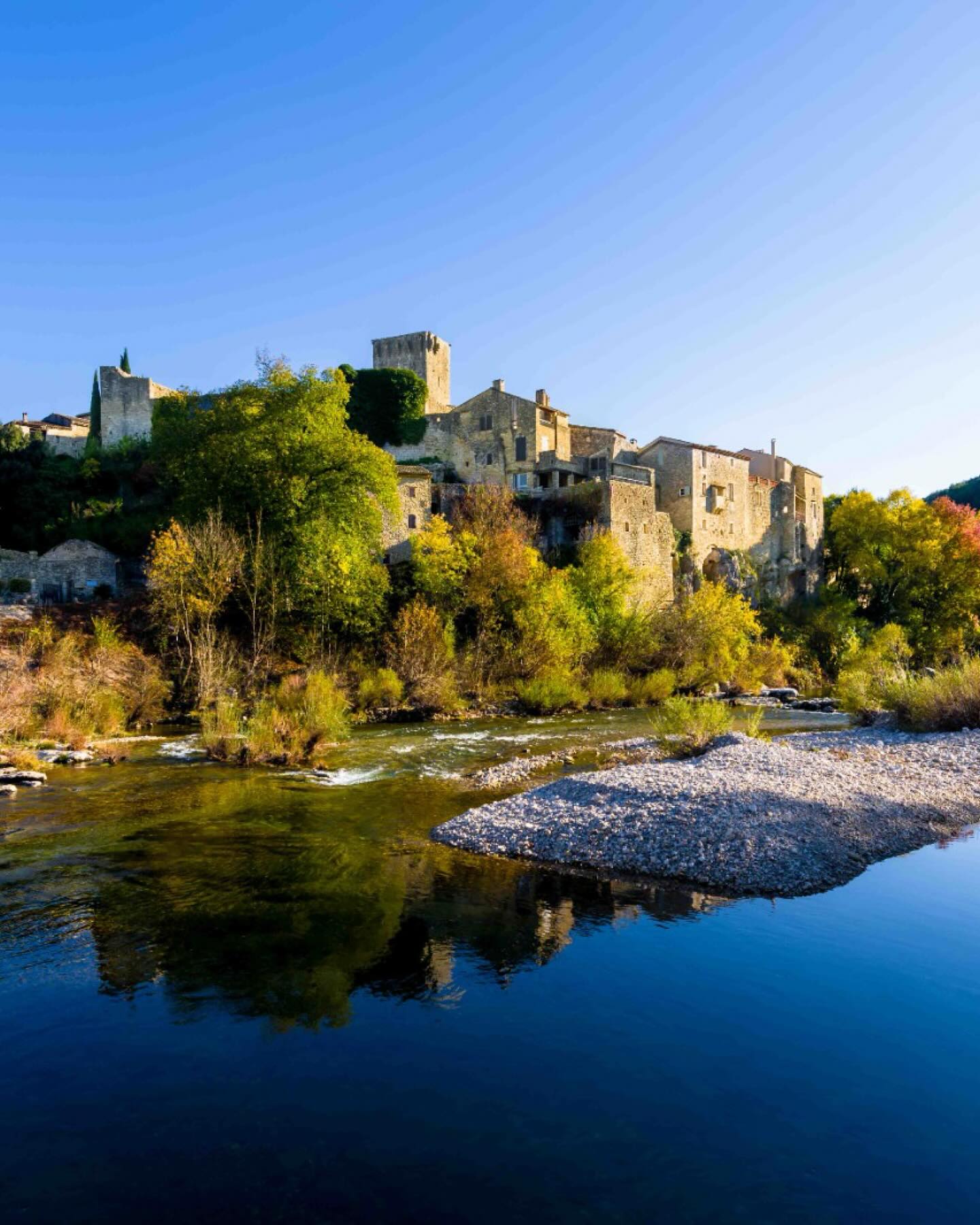 ☀️ Verlängere deinen Sommer im Domaine du Frigoulet! Gerade die Herbstferien sind wie gemacht für Familienferien: Die frischen Morgenstunden schenken Energie für den Tag, während die Sonne am Nachmittag den Pool zum Glitzern bringt. 🌿
Für die Kinder gibt es im Naturpark unendlich viel zu entdecken – wir suchen Marroni und Beeren, besuchen Pony Joly und Esel Bobo, plantschen im Wasser oder spielen bis die Sonne untergeht. Auch gemeinsame Ausflüge gehören dazu: durch stille Dörfchen schlendern oder entlang der Ardèche wandern. 🍇🌳
Ein Herbst voller Abenteuer, Genuss und unvergesslicher Familienmomente wartet auf euch! 💛