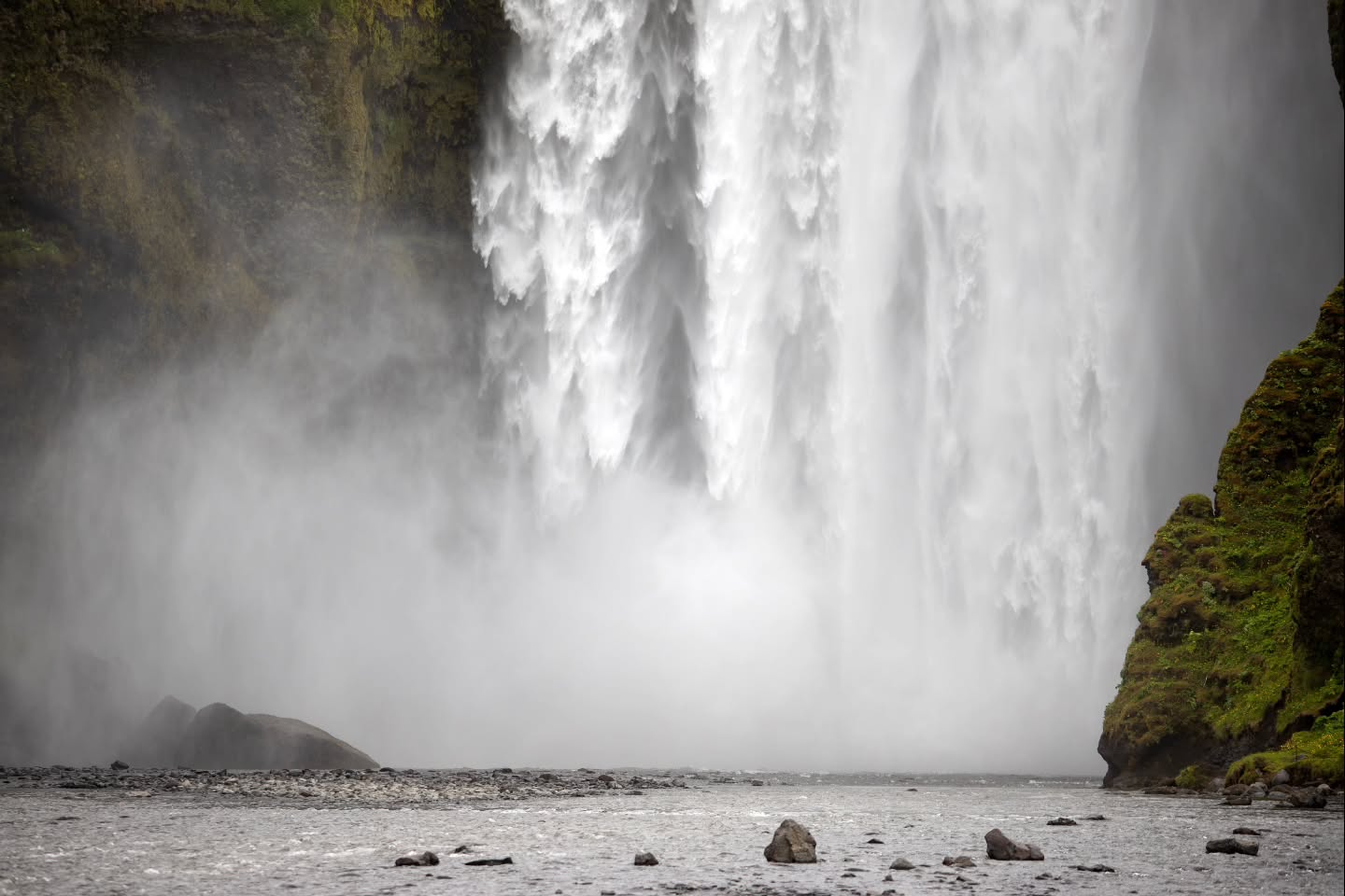 I N T E N S I T Y
Is the best way to describe Skógafoss. The falls have an average flow rate of 2,500 cubic feet per second 🤯
.
.
.
#travel #travelblogger #travelphotography #travelgram #photography #adventure #nature #landscape #instagood #instamood #instadaily #love #earthoutdoors #beautifuldestinations #discoverearth #wanderlust #picoftheday #canon #canonphotography #nofilter #iceland #islandia #island #north #europe #tbt #nofilter