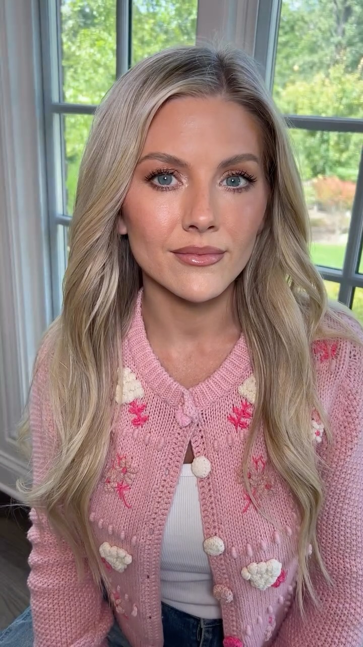 Love her eyes 🩵 For beautiful Christine
Used @patricktabeauty blush and Body Balm
Foundation @esteelauder
Lip gloss @natashadenona
Lip pencil @maybelline On it
Eyes @charlottetilbury cream eyeshadow
Highlighter @hauslabs
Bronzer @chanel.beauty @hourglasscosmetics
#makeupfinal#makeupartistchicago#chicagomakeup#redcarpet#signaturelook#flawlessskin