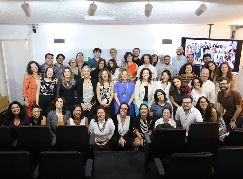 🎉 16 ANOS DE NDAC 🎉
Estamos no mês de aniversário do Núcleo de Democracia e Ação Coletiva e como forma de comemoração compartilhamos alguns registros da nossa festa de 15 anos, em 2024, que marcou um passo importante na institucionalização do grupo.
Ao longo dessa trajetória, o NDAC tem formado mestres e doutores que atuam em instituições de ensino e pesquisa no Brasil e no exterior e se tornou um espaço de encontro, debate e produção coletiva de conhecimento sobre democracia e ação coletiva.
Parabéns, NDAC!