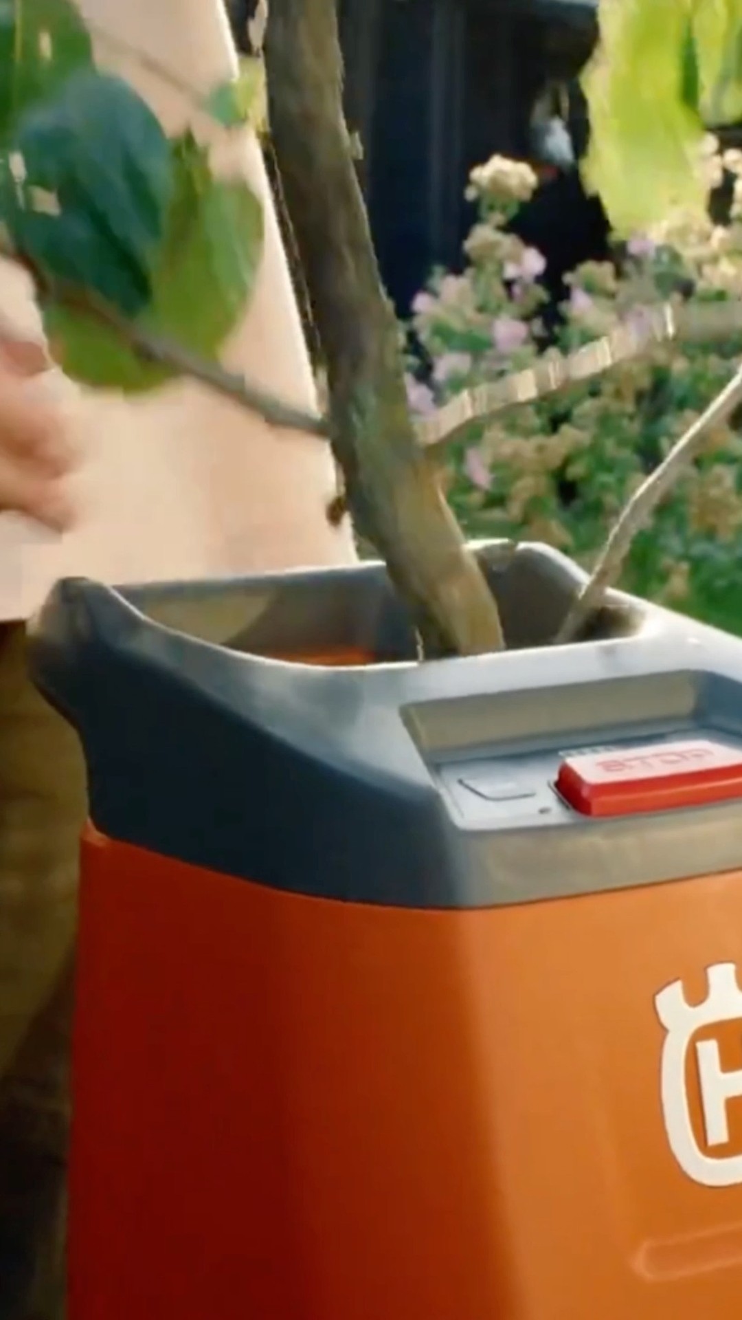 🌱 Effizient häckseln, kompakt verstauen: Der Husqvarna GS 340is macht das Zerkleinern von Ästen einfach. Akku rein, loslegen. Mit Rückfahrautomatik, Beutelhalter und Stauraum für das Zubehör. 🔋🌿
👉 Kompatibel mit dem Husqvarna BLi-X 36V Akku-System.
Husqvarna