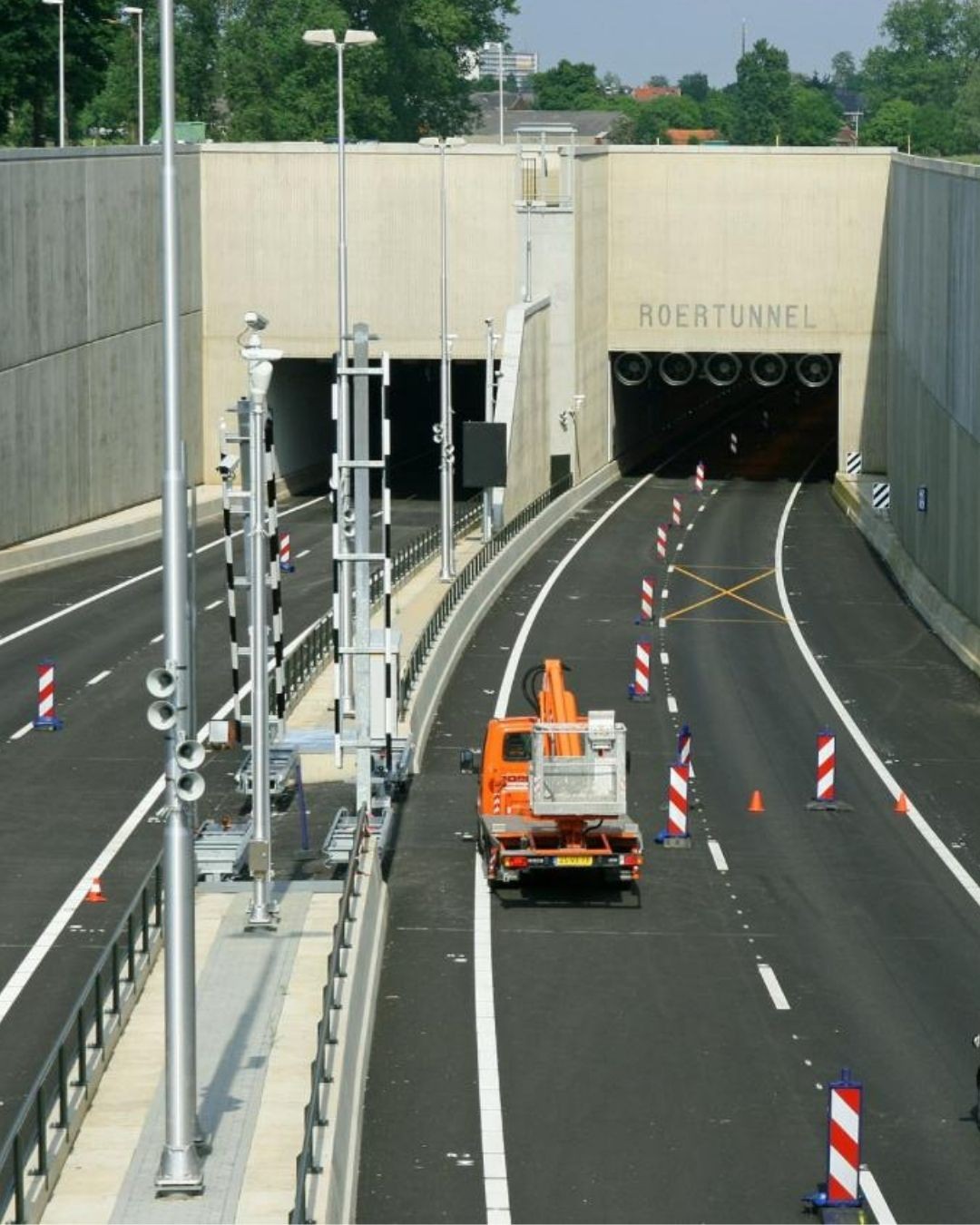 ๐ง Project in uitvoering! In de Roertunnel Zuid (Roermond) zijn we bezig met het vervangen van de isolatie en tracing van maar liefst 1 km leidingwerk:
- Natte blusleiding
- Tapwaterleiding
- Sprinklerleiding
Een uitdagende klus in de (vlucht) middentunnel, uitgevoerd in opdracht van Arvaltech BV en @rijkswaterstaat.
Samen zorgen we voor veiligheid รฉn duurzaamheid onder de grond.
#isolatie #leidingwerk #Roertunnel #veiligheid #teamwork #Linisol