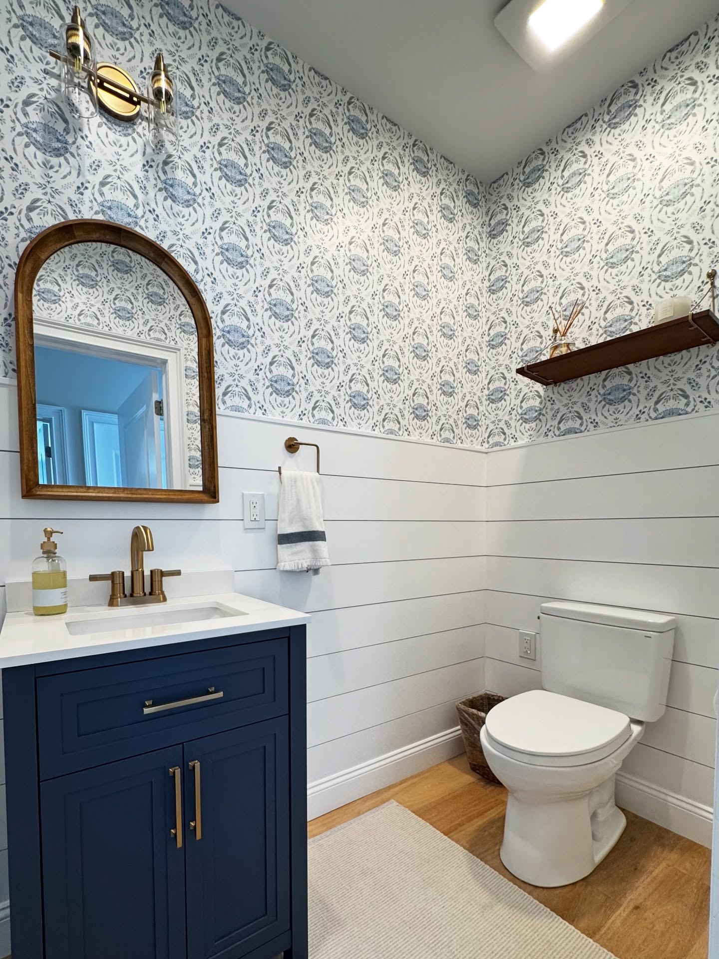A powder room with a coastal heartbeat: 🦀🌊
Crisp shiplap, a bold navy vanity, and wallpaper with just the right amount of whimsy bring the shore indoors.
Layered with warm brass and natural wood accents, the space feels elevated yet easy… like a breath of salt air.
It’s proof that even the smallest rooms can capture the essence of coastal living while still feeling timeless and refined. 🫶🏼
🛠️: @stc_designs_
💡: @pollockmack
🦀: @twhitakercompany
🪞: 🙋🏼♀️ @katielynne_interiors
#LewesDE #CoastalDesign #KatieLynneInteriors #BeachHouseStyle #CoastalLiving #InteriorDesignLewes #DelawareHomes #PowderRoomDesign #SeasideStyle #ElevatedCoastal #CoastalInspired #LewesInteriorDesigner #longbeachisland #beachhaven #downtheshore #njdesign