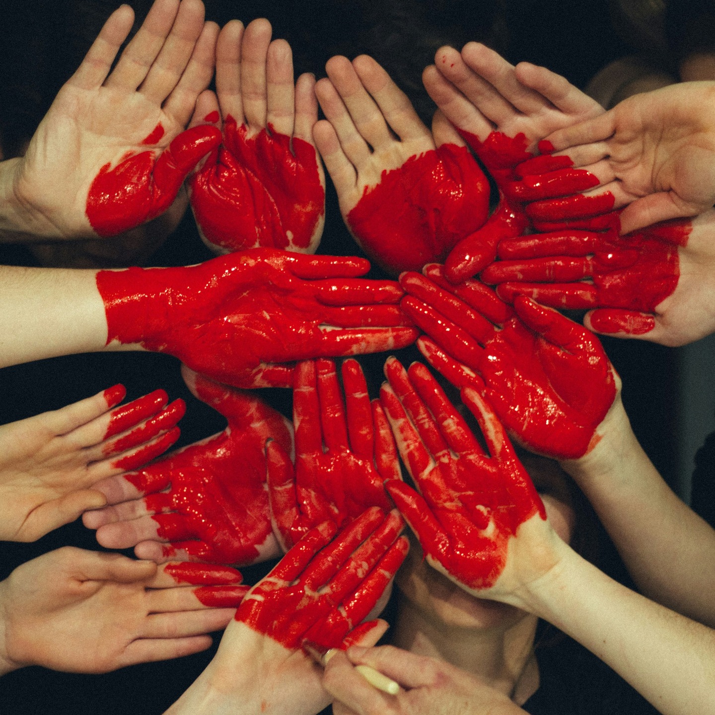 Le bénévolat m'a appris bien plus que je n'ai donné. 🎁
Il a transformé ma carrière. ✨
J'ai commencé à faire mes métiers de coach et de formatrice en tant que bénévole, ce sont ces expériences qui m'ont donné envie de le faire régulièrement.
Allez, je m'explique.
Expérience N°1
J'ai commencé à être marraine pour l'association Un Parrain 1 Emploi quand j'étais encore qu'adjointe de direction. J'ai fait ça pendant plusieurs années.
Cette expérience a été fondatrice, car c'était là première fois que j'accompagnais des personnes en individuel. Et j'ai adoré ! 💚
J'y ai mis fin cette année car je me tourne vers de nouvelles associations dont je vous parlerais une prochaine fois.
Donc si vous avez envie d'accompagner des personnes à retrouver un emploi, n'hésitez pas à les contacter pour devenir parrain ou marraine.
Expérience N°2
Depuis 4 ans, je suis mentor pour l'association EPA Entreprendre Pour Apprendre Pays de la Loire.
Une fois par mois, j'aide des ados de 3ème à créer une mini-entreprise au sein du Collège Notre Dame Le Loroux Bottereau.
Mon travail est simple. Je leur donne un contact direct avec l'entrepreneuriat.
Je leur explique ce qu'est une entreprise, quels sont les codes, qu'est-ce qu'on y fait et comment c'est structuré.
C’est à leur contact que j'ai eu envie de donner des cours auprès de jeunes avant d'être formatrice pour les BTS SAM de l'iA - l'intelligence apprentie.
Le bénévolat n'est pas une obligation.
C'est une opportunité.
Il vous donne un terrain de jeu pour tester vos compétences.
C'est ce que j'explique à certains de mes clients en bilan de compétences.
Et vous ? Quelles sont vos expériences en tant que bénévole ?
Qu'est-ce que cela vous a apporté ?
#premierpas #jefaismonpremierpas #benevolat #associatif44 #coaching44 #formation #vignoblenantais #lorouxbottereau #vallet #epa #unparrainunemploi #accompagnement #humain #love