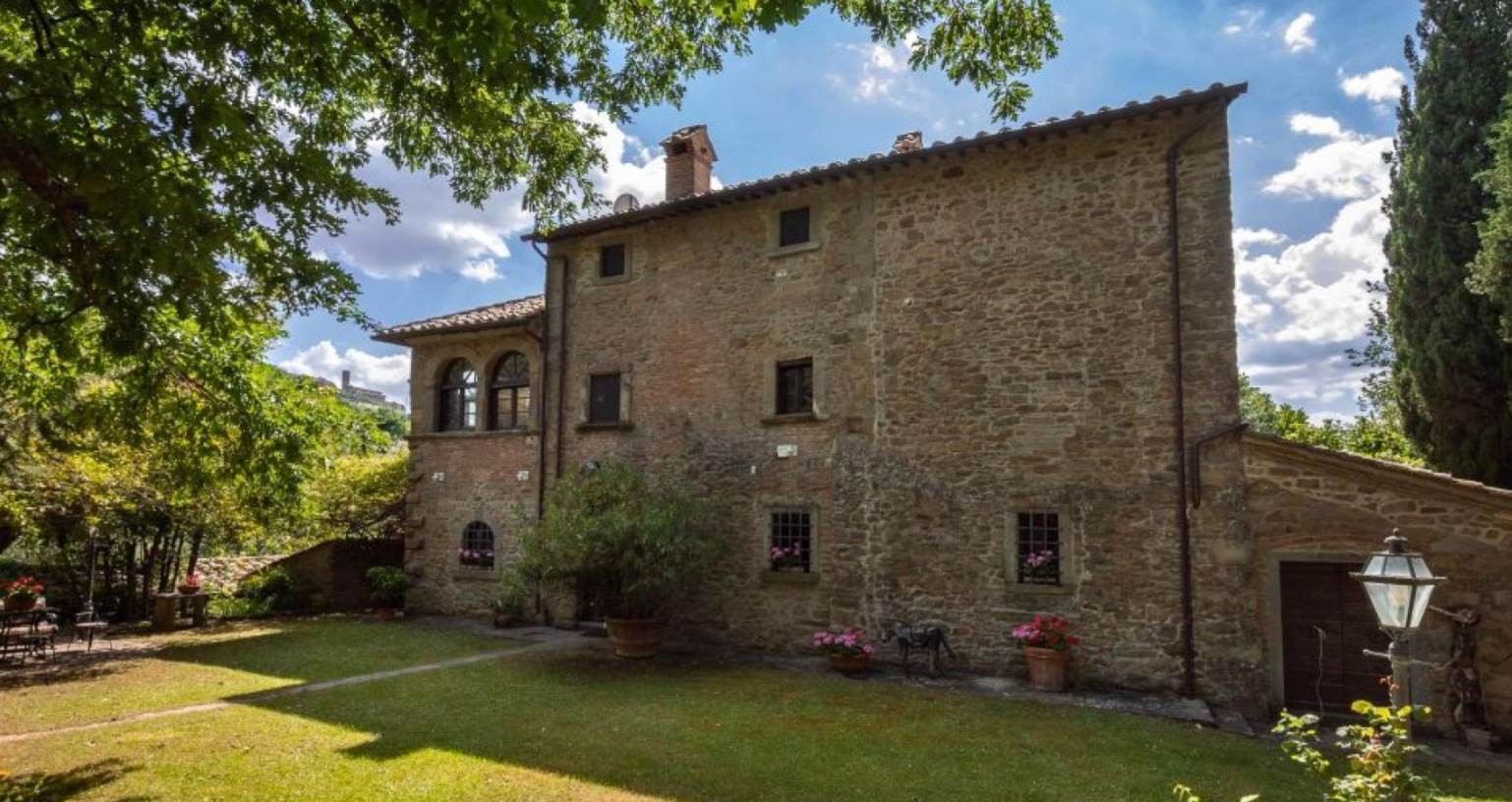 🔥 Luxury Stone Villa For Sale | Cortona, Tuscany 🇮🇹 🔥
✨ Where timeless elegance meets Tuscan soul.
Step into a 600 sqm dream estate just minutes from Cortona’s historic heart surrounded by 8 hectares of vineyards, olive groves, and woodland 🌿🍇🌳.
🏡 3 floors of pure charm
🛏️ 6+ Bedrooms | 🛁 4 Bathrooms
🍷 Private vineyard (5,000 sqm)
💒 Consecrated chapel
💧 Ornamental lake + stone gazebo
🏠 Independent guesthouse
❄️ A/C in every room | 🔐 Advanced security
Whether you're chasing la dolce vita, an elite escape, or a luxury investment, this estate is next-level.
📍 Cortona, Tuscany
💰 Price on Request
📩 DM for more info or to schedule a private tour.
#LuxuryVilla #TuscanyRealEstate #CortonaVilla #DreamHome #ItalianVilla #LuxuryLiving