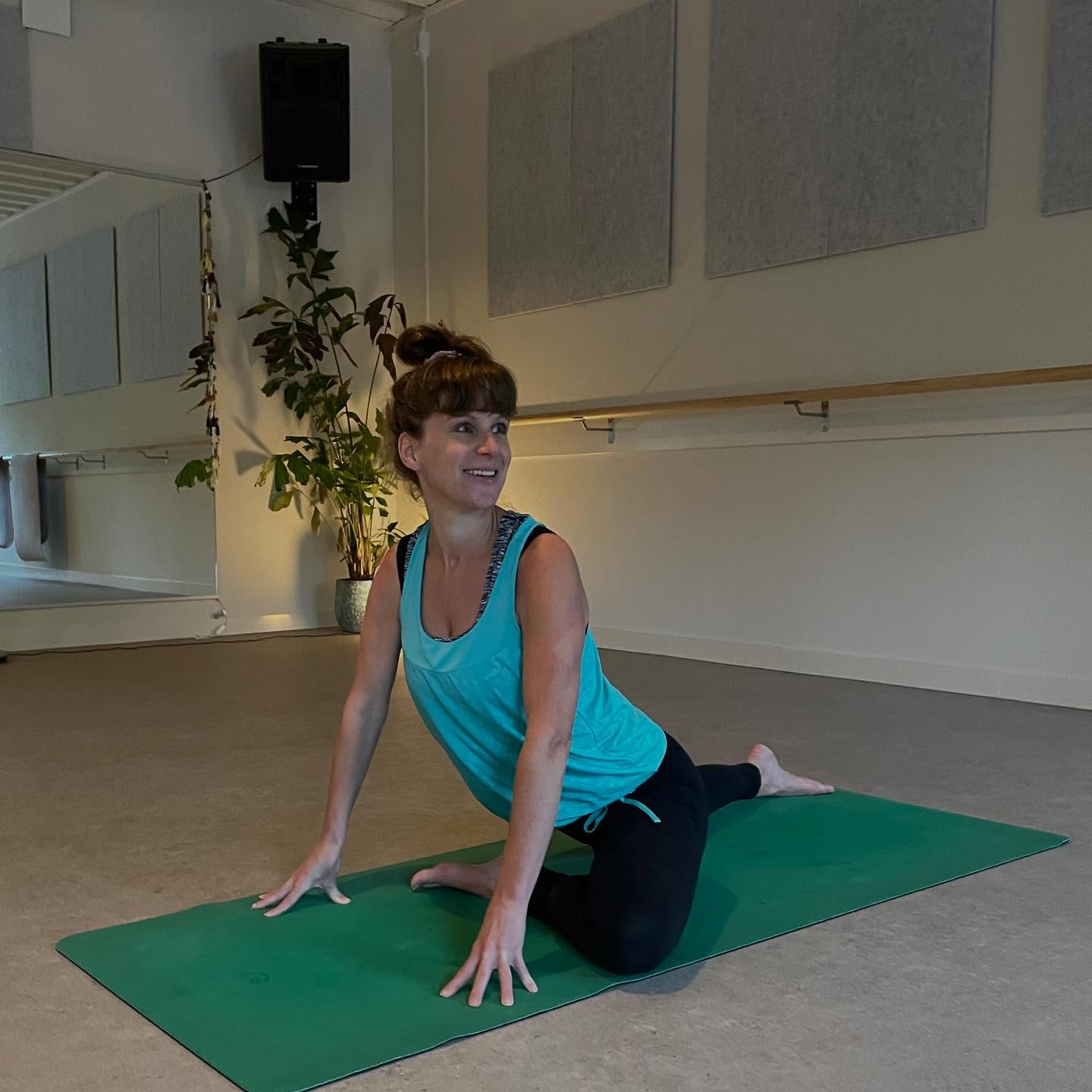 Heup stretches, ik ben er dol op. Heup blokkades, mijn lichaam zat er vol van. Het energiepunt rondom de heupen staat voor basisveiligheid. Dat verklaart in ieder geval een hoop.
En de hoeveelheid onveiligheid in mijn lichaam kan niet alleen van mezelf uit dit leven komen. Ik weet zeker dat ik behoorlijk wat karmische en voorouderlijke pijnen met me meedraag. Wie niet… Als pasgeboren baby had ik niet voor niets al complicaties bij mijn heupen. Met de bedoeling om dit te helen. En zo werd het een thema in mijn leven.
Heel lang heb ik het kunnen onderdrukken. Dissociëren in mijn hoofd en voor anderen zorgen waren mijn manieren. En ik me maar afvragen waar die onderrugpijn toch vandaan kwam.
Yoga helpt om fysieke blokkades op te lossen. Emoties toelaten nog veel meer.
#yoga #heupen #psoas #psoasstretch #swanyogapose #yogahouding #heling