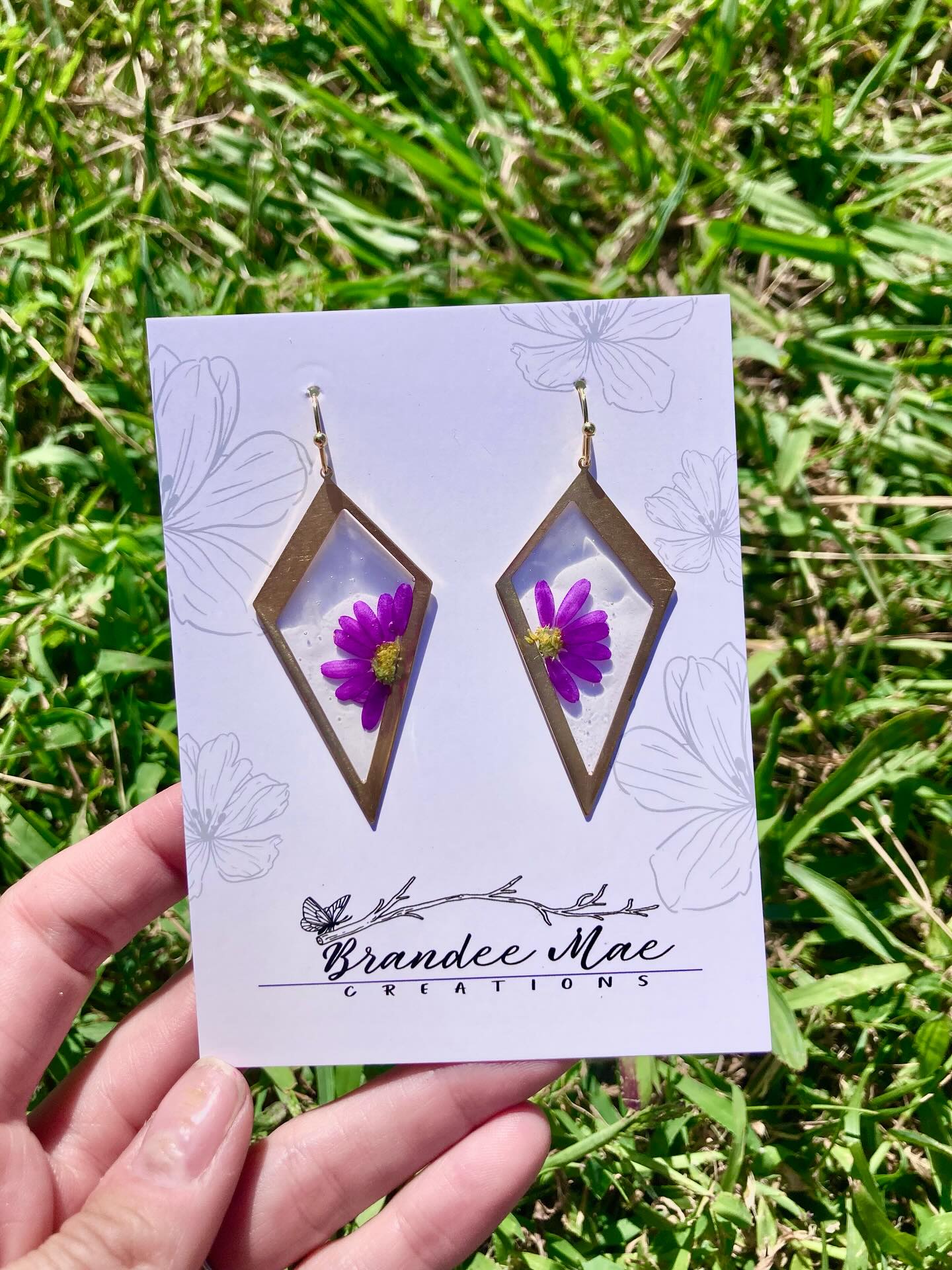 Finally one of my favorite shapes - is back in stock! Available tomorrow at the Old Town Auburn Co-Op.
#handmade #resinartist #handmadejewelry #resinartwork #resincraft #jewelry #wearableart #smallbusiness #resinjewellery #artist #handmadewithlove #flowers #jewellery #artistsoninstagram #resinobsession #artresin #resincrafting #handcrafted #shopsmall #pressedflowers #handmadejewellery #shoplocal #norcalmade #placercounty #californiamade #oneofakind #Brandeemaecreations #homegrownflowers #botanicalartist