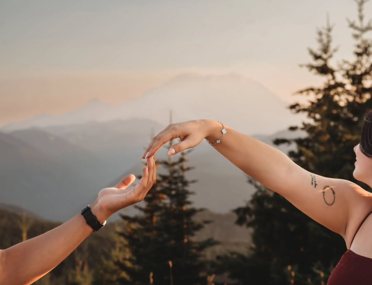 Wherever you are, I’ll reach for you. 🌄✨
•
•
•
#capturethesemoments #realrawlove #radlovestories #letsexplore #grahamphotographer #tacomaphotographer #seattlephotographer #santanaphotographyllc