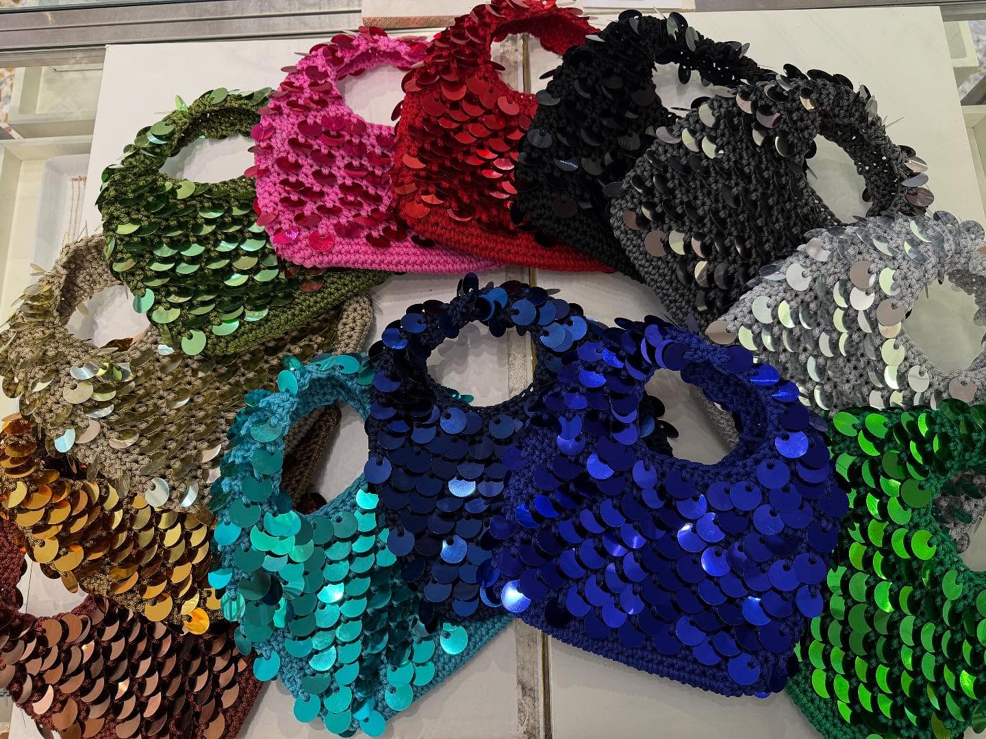 Amore a prima vista per le “NASTY BAG”, pochettina realizzata interamente a mano con amore e tanta pazienza da una bravissima artista locale🤍
.
.
Le paillettes sono attaccate a mano una per una, 13 meravigliosi colori, difficile sceglierne solo una, creano dipendenza 😍
.
.
Disponibili in negozio o presto online su www.capsulerovereto.it
.
.
CI teniamo molto a valorizzare giovani artiste locali dalle mani d’oro, soprattutto se le loro creazioni sono nel perfetto mood di Capsule!
#capsulerovereto #piccoleemozioniquotidiane #borsa#fattoamano#love