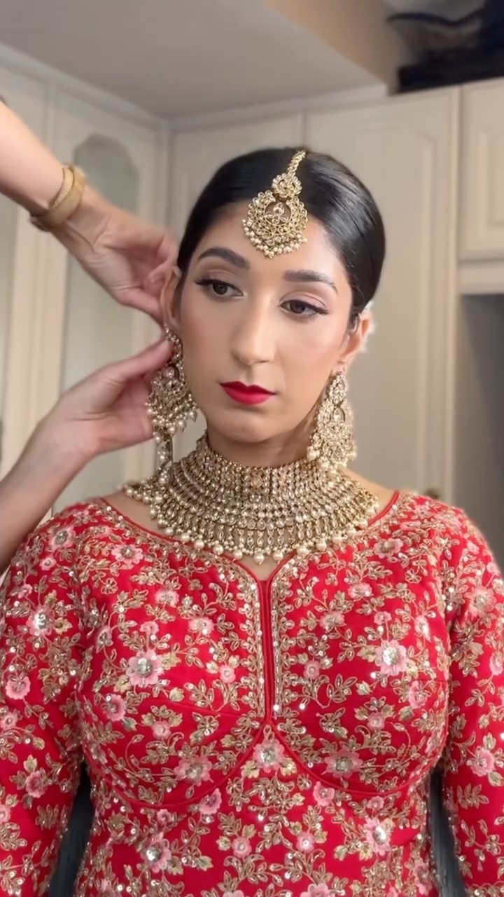 All of the extra steps involved in creating my client’s dream bridal look for her Indian Ceremony. ❤️
It really is so much more than just hair and makeup. Making sure your jewellery and outfit is set perfectly and securely is a skill in itself.
So bear in mind when your Hair & Makeup Artist says they need 3.5-4 hours (or even more!), you have to factor in the time for all of these necessary steps. You can’t rush perfection after all. ✨
This shows the reality of getting @simmysehmi_ ready in her family home in the middle of the night so that she’s ready for the photographers around 630/7am.
@simmysehmi_ you absolute beauty, I’m so happy I got to be part of your special day with you and your family.
#mua #makeupartist #solihullmua #solihullmakeupartist #indianweddinguk #punjabibridalmakeupartist #punjabibridalmakeup #asianbridalmakeup #weddingmakeup #bridalmua #bridalhmua #birminghammua #birminghamhmua #midlandsmua #midlandsmakeupartist #indianbridalinspo #destinationmua #westmidlandsmua
