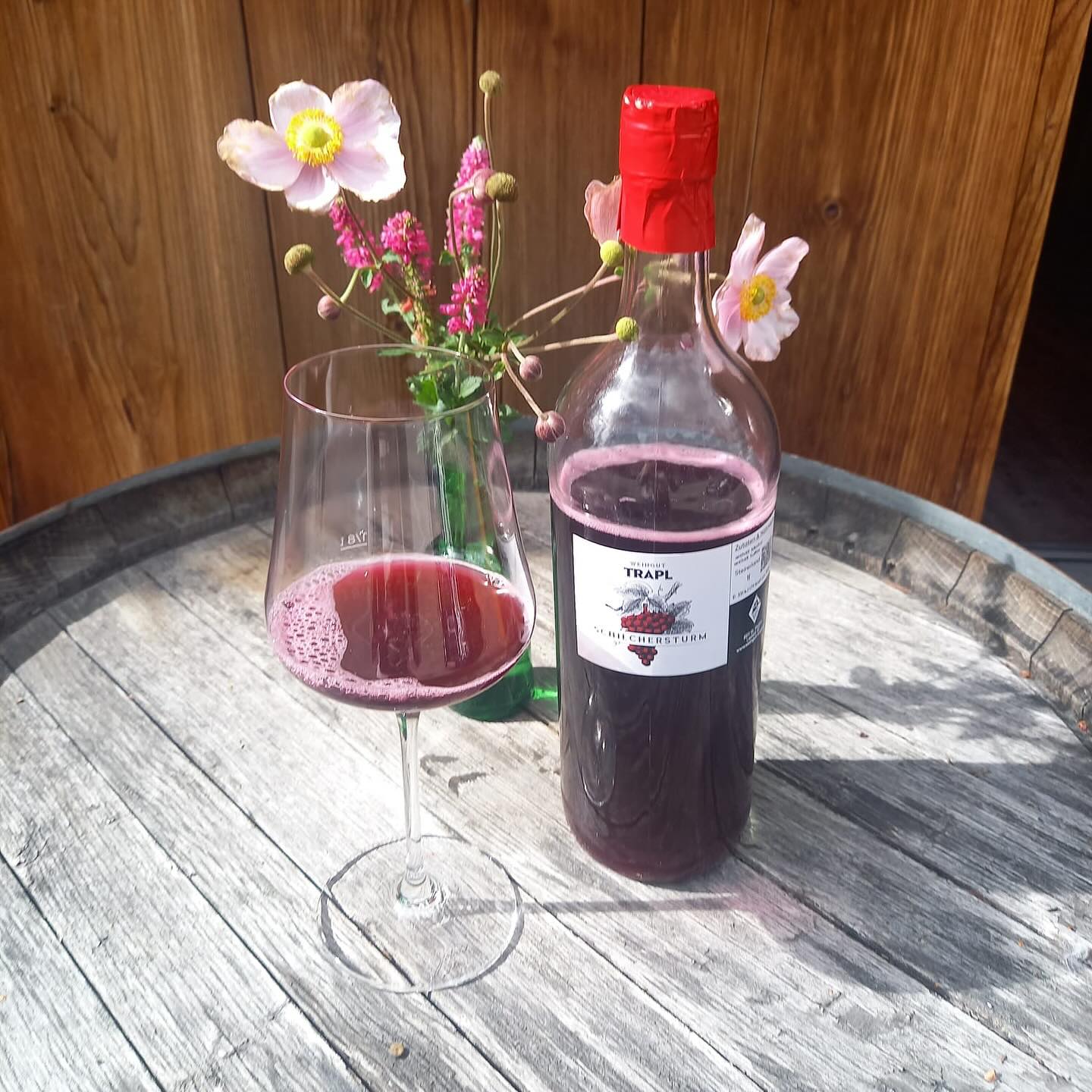 𝗗𝗲𝗿 𝗛𝗲𝗿𝗯𝘀𝘁 🍂 𝗯𝗿𝗶𝗻𝗴𝘁 𝘄𝗶𝗲𝗱𝗲𝗿 𝗱𝗶𝗲 ‚𝘀𝘁ü𝗿𝗺𝗶𝘀𝗰𝗵𝗲‘ 𝗭𝗲𝗶𝘁 𝗺𝗶𝘁 𝘀𝗶𝗰𝗵 🙃🍇
Ab sofort gibt es ihn wieder - den einmalig guten 🙌🏼 🍷 SCHILCHERSTURM (nur für kurze Zeit 🤫).
•
•
•
#herbst #sturm #schilcher #wirliebenwein #genussinklusive #regionaleinkaufen #thinkpositive #weinkiste #wine #weinkistestjohann @weingut_trapl @treffpunkt_stjohann @kitzalpen @austrianwine