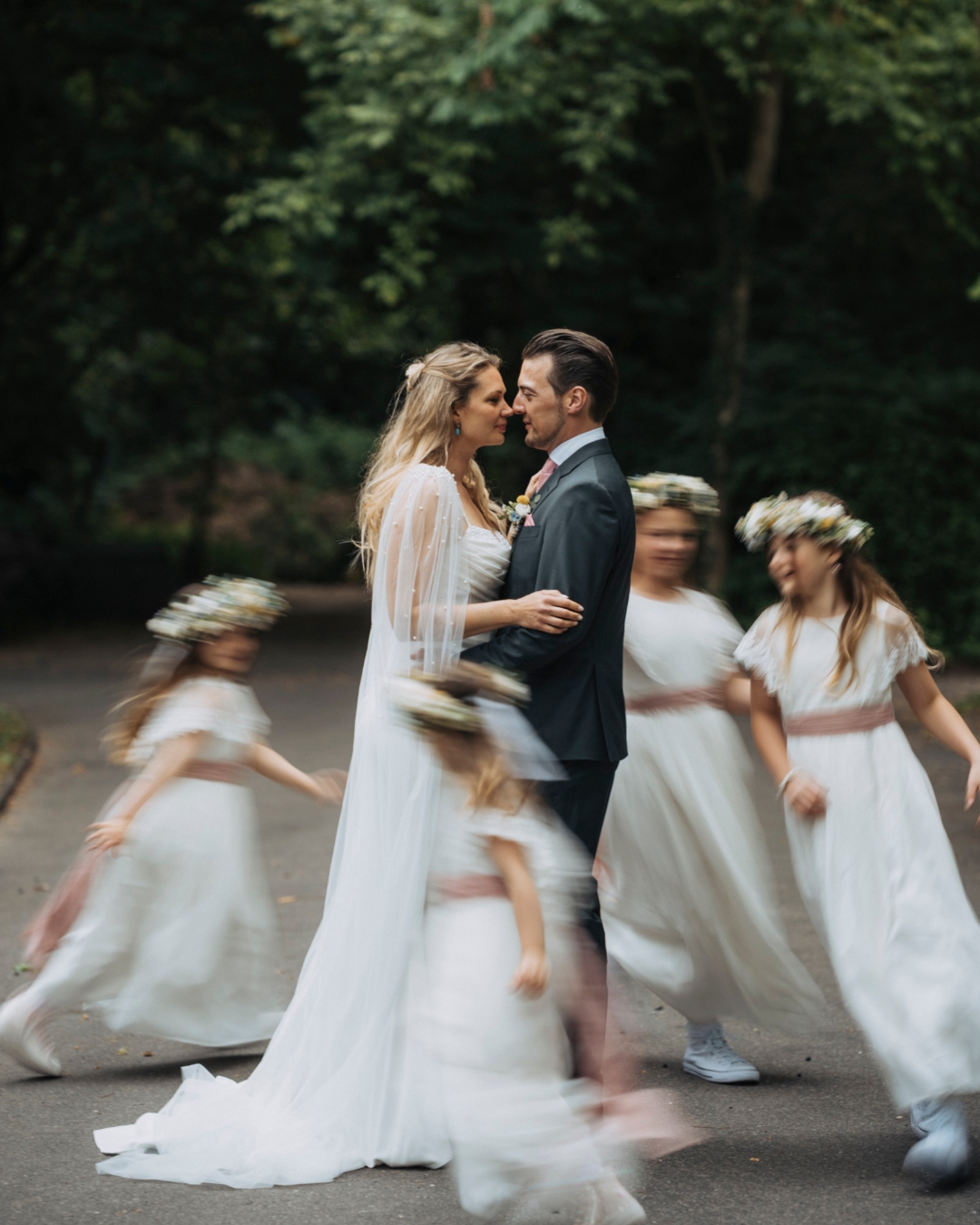 Diese Blumenkinder sind tatsächlich die eigenen Töchter. Alex und Ben haben schon einiges zusammen erlebt und die große Hochzeit wurde immer nach hinten geschoben. Im Mai war es endlich soweit, die beiden haben mir 250 Gästen ihre Liebe im Scheunentraum in Aachen gefeiert. Wir haben uns vor der Trauung zum firstlookshooting mit den Mädchen getroffen, mit Kindern empfehle ich immer ein Shooting vorab. Nach dem Fotoshooting fing der Regen an und hört bis zum Abend nicht mehr auf, aber niemand hat sich davpn stören lassen.
