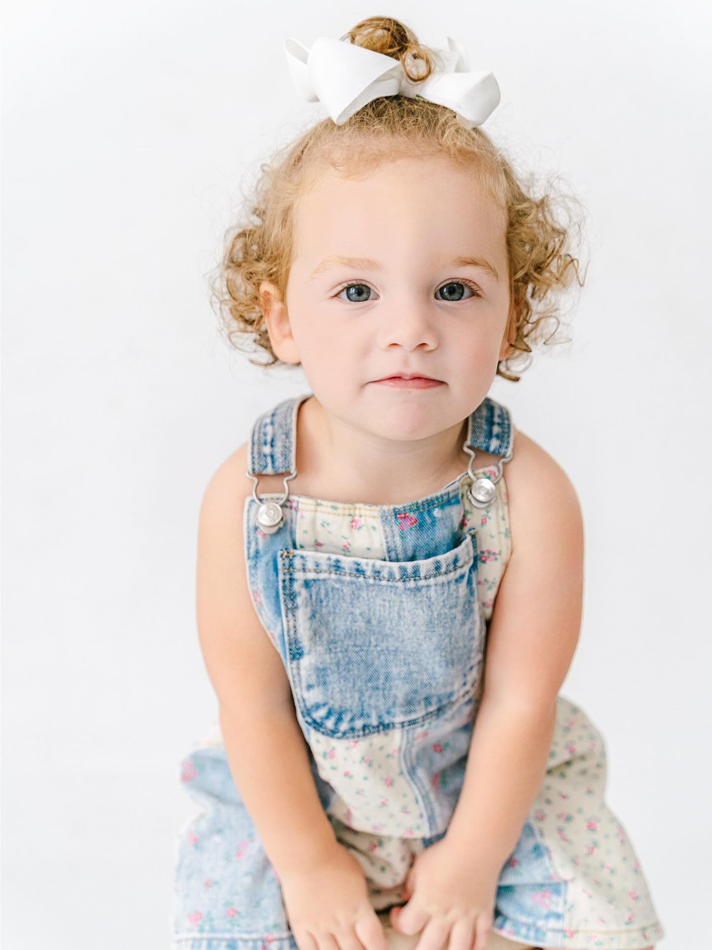 Overalls & curls š the definition of adorable! How sweet we is she š #personalityportraits
#cypressphotographer #houston #tomballtx #candidchildhood #studiosession #photographer #minisession #motherhood #naturallightphotography #everydaymoments