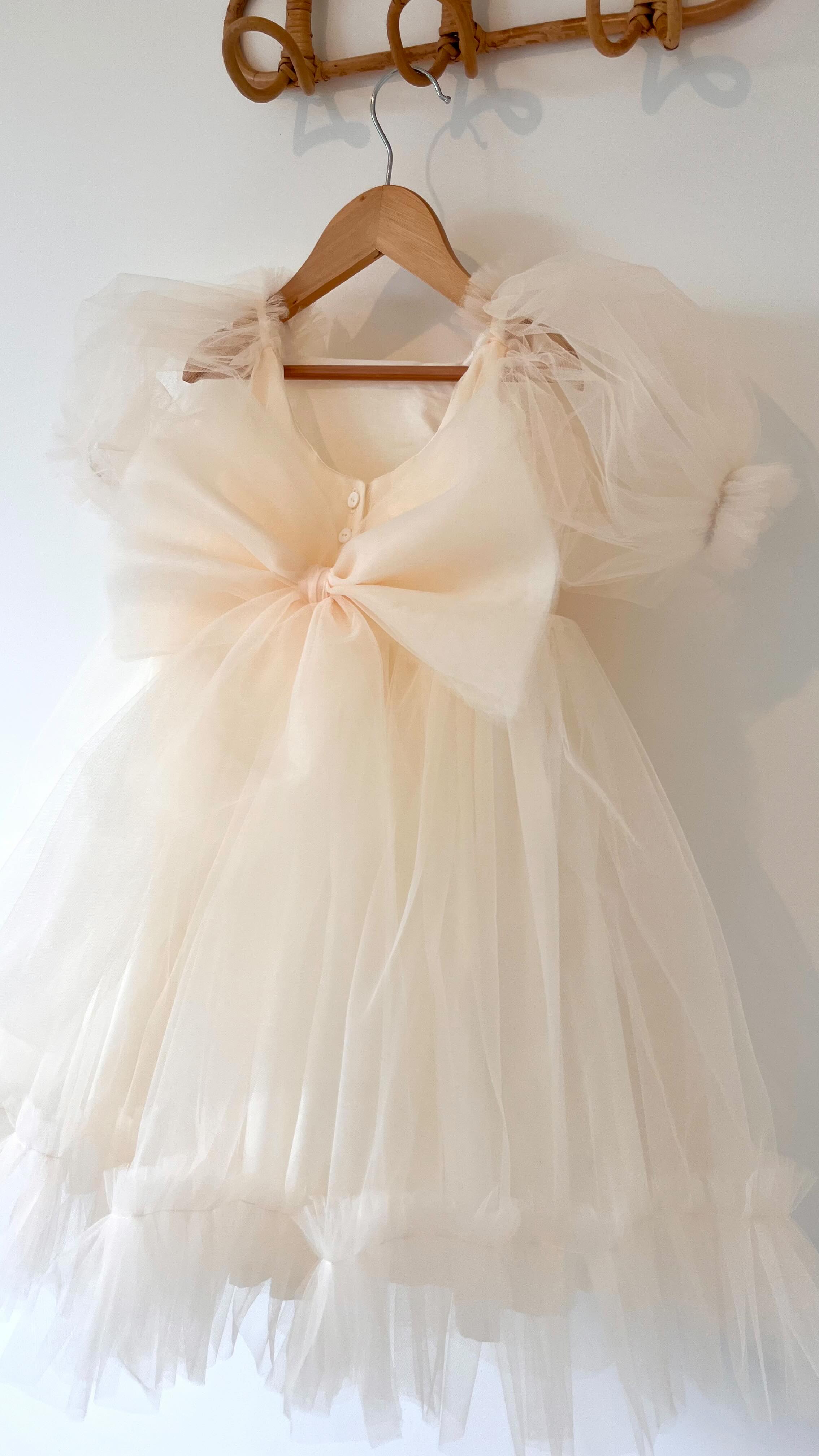 🤍Robe Olivia🤍
Une jolie merveille pour une jolie princesse !
Du volume et de jolis détails, toute en délicatesse.
J’aime j’aime et vous ?
#robedecérémonie #creatricebébé #frenchtouch #babylook #babygirl #créatrice #madeinlille