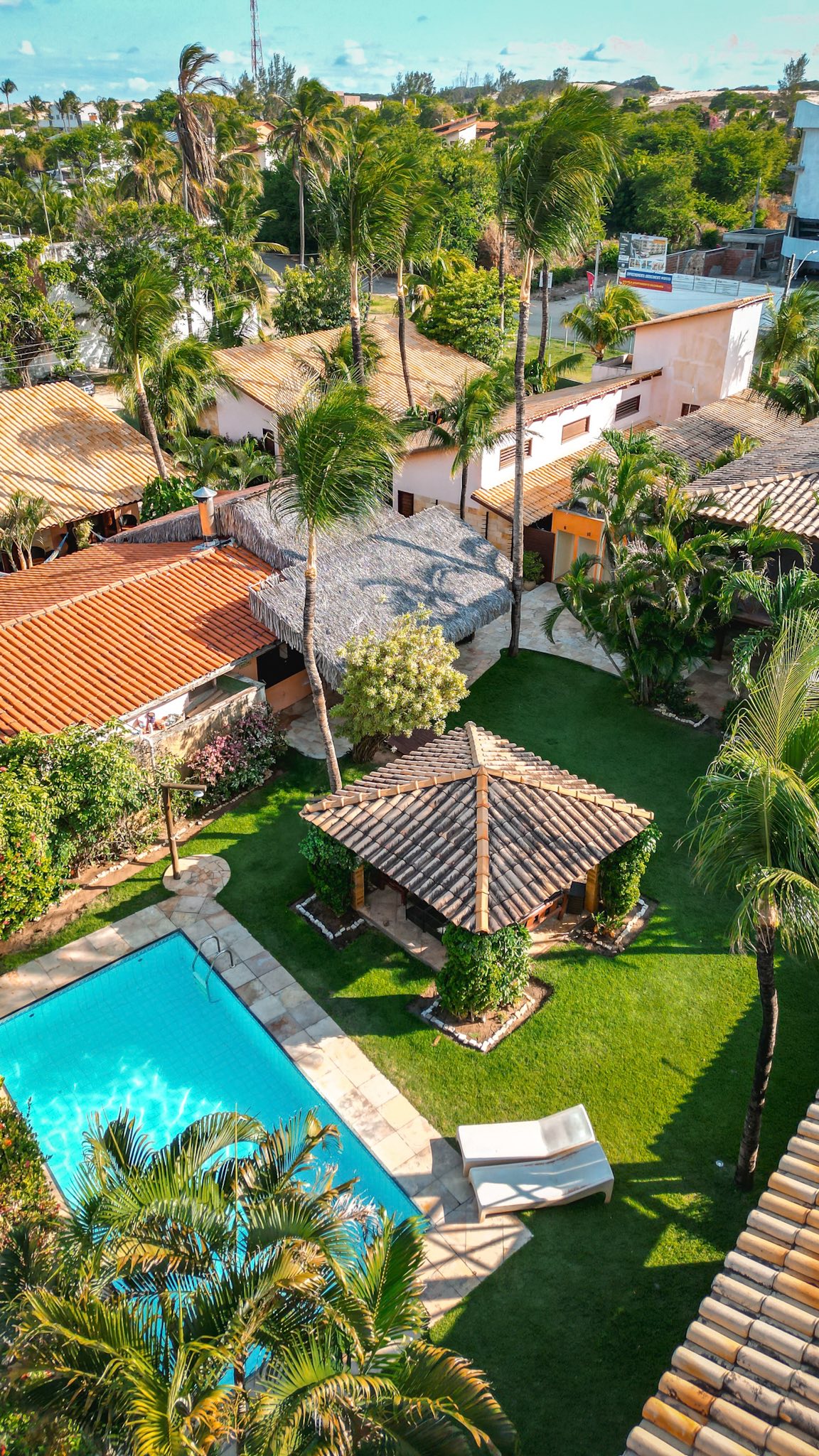 Aquela vibe que todos os dias nos deixa com a sensação de que estamos felizes em recebê-los e que eles fazem parte de nossa casa e grande família!
Sejam sempre bem-vindos!
Na nossa pousada, você encontra o equilíbrio perfeito entre descanso e adrenalina.
💥 Quer aprender Kitesurf ou Wing Foil? Temos escola própria, com instrutores certificados e equipamentos de qualidade.
✅ Acomodação confortável cercada pela natureza
✅ Café da manhã natural e delicioso todos os dias
✅ Piscina, jardim e áreas de convivência para relaxar
✅ Aulas personalizadas de Kitesurf e Wing Foil
✅ A poucos metros das melhores praias para velejar
📍 Seu lugar no paraíso está te esperando.
✉️ Fale com a gente para saber mais ou faça sua reserva por mensagem no nosso WhatsApp na bio ✔️