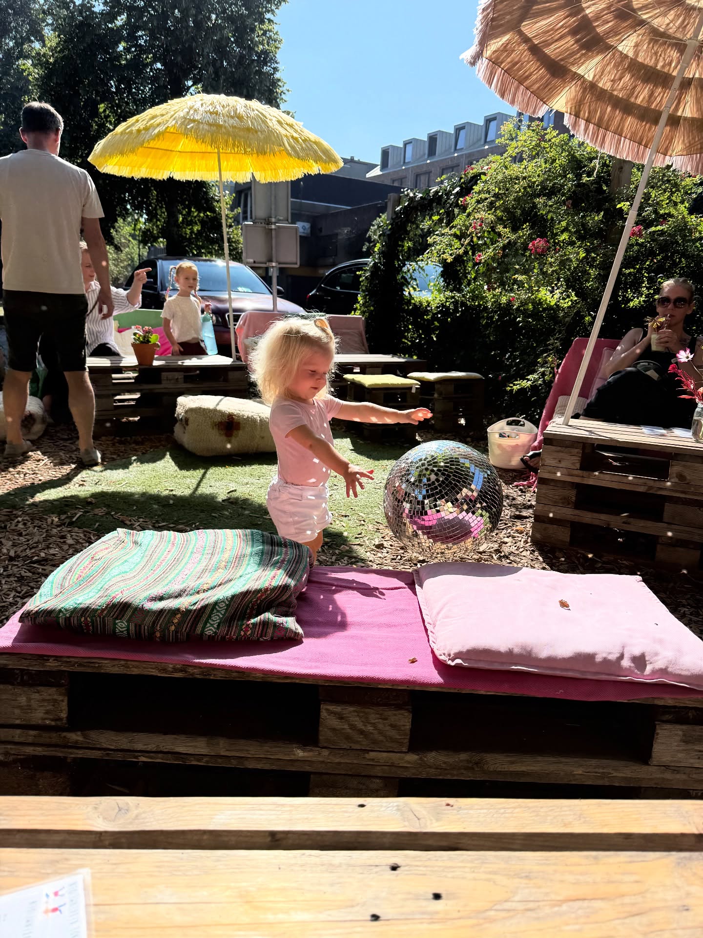 Summerdays
1. Favorietje plekje @degillendekeukenmeiden waar we by far de meeste cappu’s, matchas, verse sinaasappelsapjes en appeltaarten met slagroom hebben gegeten.
2. Event bij de gym van @krijgsmand met een wedstrijdje dumbel vasthouden.
3. SAIL Amsterdam 2025
4. Mijn 31e verjaardag inclusief G&T - mn favorietje alcoholische drankje - lig er na 1 ook direct af hoor hahaha
5. Isabelle mag altijd het laatste stukje in onze wijk ‘’sturen’’ vindt ze eenig. (mocht ik vroeger ook altijd bij mijn papa)
6. 💕💕 mijn birthday dinner
7. Haar favoriete fruit: aardbeien (ik bestel regelmatig een schaaltje aardbeien of halve avocado voor Isabelle bij een restaurant)
8. Lekker kliederen met verf en ik maar denken dat deze verf wel weer uit de - net nieuwe - kleding zou gaan. #not.
9. Dagje op de rommelmarkt gestaan in Hattem met kleding - waarmee ik ooit begon als ondernemer - maar totaaal niet uitkon qua uren die ik er in had gestoken en de opbrengst hahaha. Gelukkig was het ook gezellig.
10. Decibel festival (thanks to alle pilates lessen geen last van mijn rug gehad, is toch enig!!) - enorm genoten.
11. Decibel 2.0 met lieve @jolijn_eline