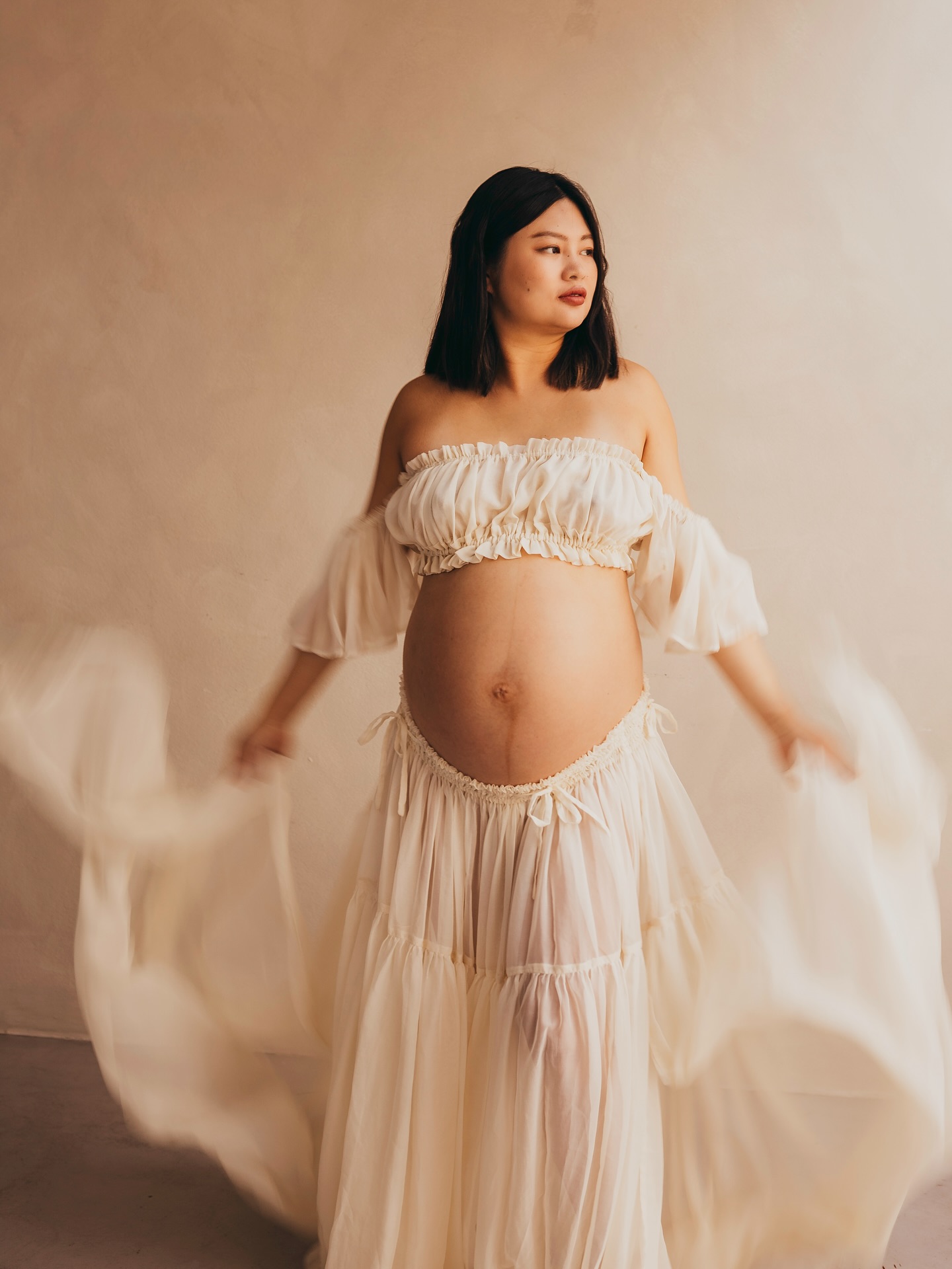 Viele von uns zögern eine Maternity Session zu buchen. Unser Körper verändert sich, wir bekommen Schwangerschaftsstreifen und schon dreht sich das Karussell mit Selbstzweifeln. Unser Körper arbeitet so hart und in uns wäschst ein Leben! Unser Körper hilft uns dabei die neue Liebe unseres Lebens zu treffen und jeder Dehnungsstreifen erzählt die Geschichte dazu, Eure Liebesgeschichte, die bereits dann startet, sobald ihr wisst ihr seid schwanger. Wie kann man seinen Körper nicht dafür lieben und danken?
Kommt an meine Hand und lasst euch führen. Gemeinsam machen wir Magie ✨
Ich freue mich auf eure Buchung 🥰
Eure Marion
Thank you to @linzierussophoto and @studiolinzie for such an amazing workshop and the most wonderful experience! I loved every second about it and learned from you so much ❤️
#babybauch #babybauchfotos #babybauchfotografie #babybauchshooting #maternitysession #maternityphotography #maternitypictures #bumpstyle #mumtobe #zürich #züri #zürioberland #grüningen #gossauzh #wetzikon_zh #rüti #rapperswil #küsnacht #meilen #uster #babyfotograf