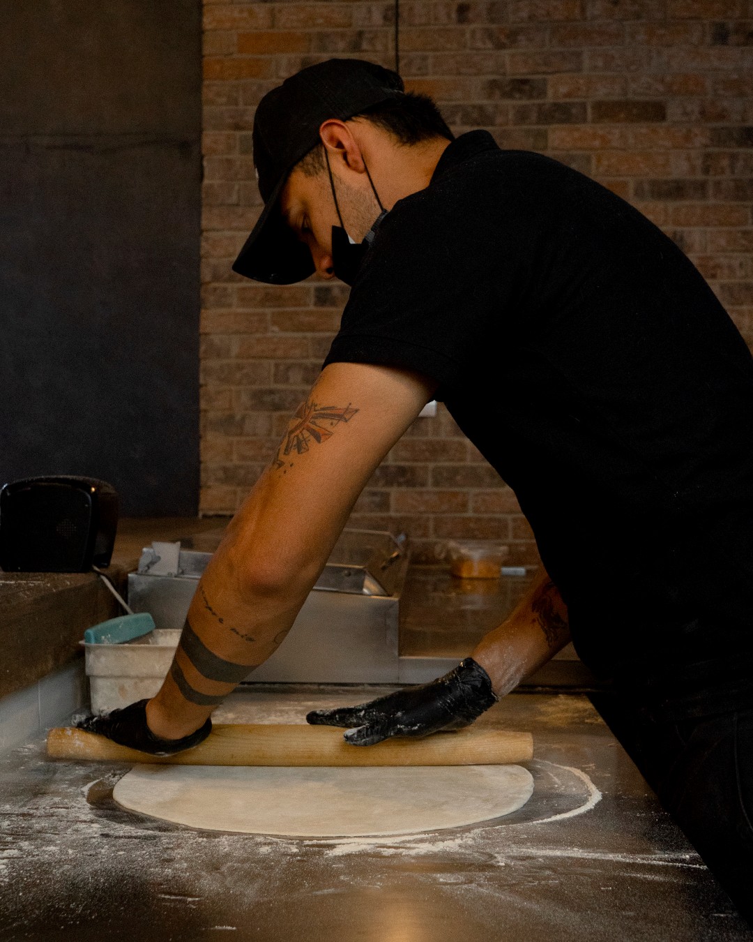 🔥🍕 Cada pizza empieza con una masa hecha a mano, y cada masa lleva pasión, experiencia y corazón.
👉 ¡Ordena por Rappi y Uber Eats!
.
.
.
#ComidaItaliana #CocinaItaliana #ItalianFood #PizzaSaludable #PizzaDeliciosa #PizzaLovers #HealthyPizza #PizzaSinCulpa #PizzaTime