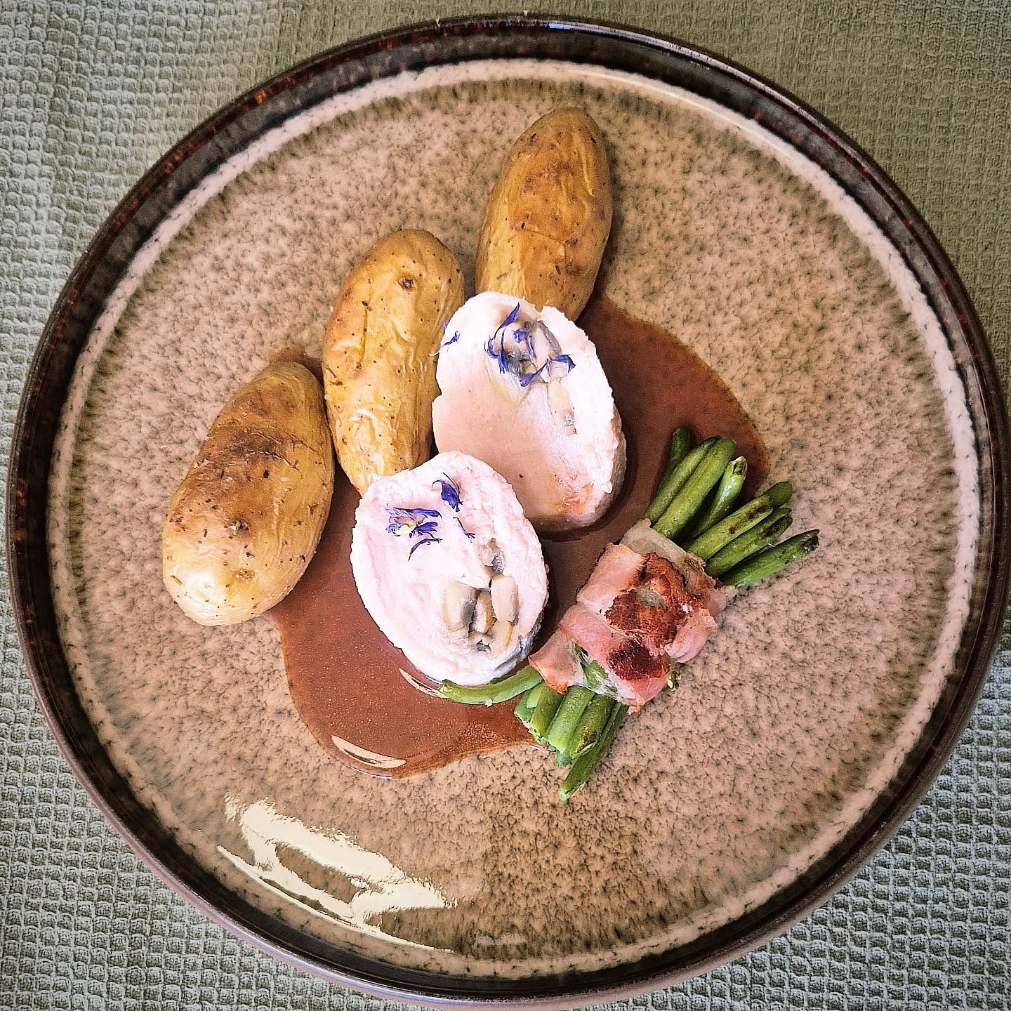 On continue de travaillé sur la nouvelle carte ✅️
▪️Ballotine de volaille/ champignons de Paris en basse température
▪️Sauce au porto
▪️Fagot de haricots vert lardé
▪️Pomme de terre grenailles
#cartetraiteur #nouveaumenu #traiteurtroyes #traiteuranniversaire #traiteurentreprise #traiteurbaptême #traiteurmariage #traiteurevenementiel #traiteuraube #traiteurvindhonneur #troyeschampagnemetropole #troyesmaville