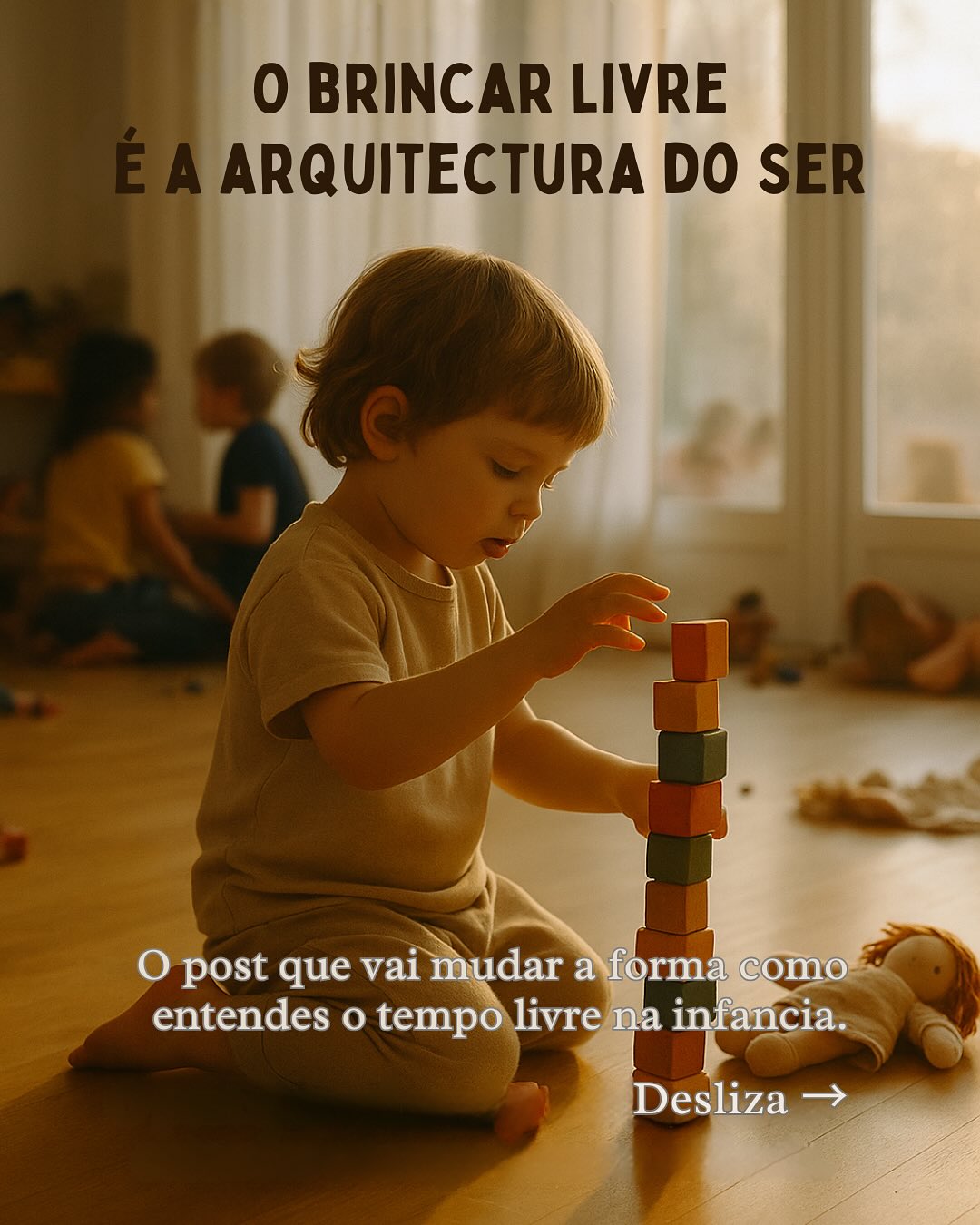 Hoje escrevo eu, Sara, na primeira pessoa, neste espaço que partilho com a Felipa.
Quis trazer-vos uma memória marcante do meu tempo de estagiária, um daqueles momentos simples mas que mudou para sempre a forma como olhei o brincar.
Há anos, ao observar uma criança construir e desconstruir a mesma torre durante 45 minutos, fiz-me uma pergunta que nunca mais me largou… lê no carrossel.
Na pedagogia, falamos muitas vezes de competências, objetivos e aprendizagens mensuráveis. Mas quando observamos o brincar livre, percebemos que ele revela algo que escapa a qualquer grelha de avaliação: a identidade em construção.
É no brincar não dirigido que a criança mostra a sua forma de estar no mundo: como lidera ou segue, como cria ou habita, como resolve conflitos ou os evita. São gestos subtis que nos falam de quem a criança é, e não apenas do que consegue fazer.
👉 Como educadores, estamos dispostos a dar tempo verdadeiro a esta arquitetura invisível?
👉 Conseguimos sustentar a confiança de que, no aparente “nada”, há um processo profundo de vir-a-ser?
Deixamos-te este convite:
Numa escala de 1 a 10, quanto espaço real dás ao brincar livre na tua prática? Partilha nos comentários 👇
“Os frutos do brincar não se colhem apenas no momento, mas mais tarde na vida. O que hoje parece ‘tempo perdido’ é, na verdade, sementeira invisível que floresce anos depois.”