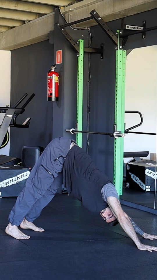 Flexibiliteit en Mobiliteit: Verbeter Je Bewegingen en Voorkom Blessures !
Flexibiliteit en mobiliteit zijn cruciaal voor optimale prestaties en het voorkomen van blessures. Ze zorgen ervoor dat je lichaam soepel beweegt, wat niet alleen goed is voor je trainingen, maar ook voor je dagelijkse activiteiten.
✅ Verbetert de bewegingsvrijheid in gewrichten en spieren 🔄
✅ Versterkt de spieren en voorkomt spier- en gewrichtspijn 💪
✅ Verhoogt je prestaties in krachttraining, hardlopen en andere sporten 🏃♀️
✅ Ondersteunt herstel na intensieve trainingen en voorkomt stijfheid 🔥
✅ Verbetert de houding en voorkomt chronische pijnklachten 🙆♂️
🔹 Tip: Voeg mobiliteitsoefeningen en statische stretchoefeningen toe aan je routine om je flexibiliteit te verbeteren en blessures te voorkomen!
Woon je in Amsterdam Noord en wil je werken aan flexibiliteit, mobiliteit en algehele gezondheid? 📍💪 Kom langs bij Original Physic!
📍 Original Physic - Gedempt Hamerkanaal 10, 1021 KM Amsterdam
🔗 Meer info & training boeken → www.kebkokabakibi.com & www.originalphysic.nl
💬 Hoe werk jij aan je flexibiliteit en mobiliteit? Deel je tips in de reacties! ⬇️
#FlexibiliteitEnMobiliteit #PersonalTrainerAmsterdam #AmsterdamNoord #Blessurepreventie #FunctioneleFitness #GezondBewegen #Mobiliteitsoefeningen #GezondeLevensstijl #FitMetKEBKO #OriginalPhysic #VersterkJeLichaam #TrainVoorHetLeven