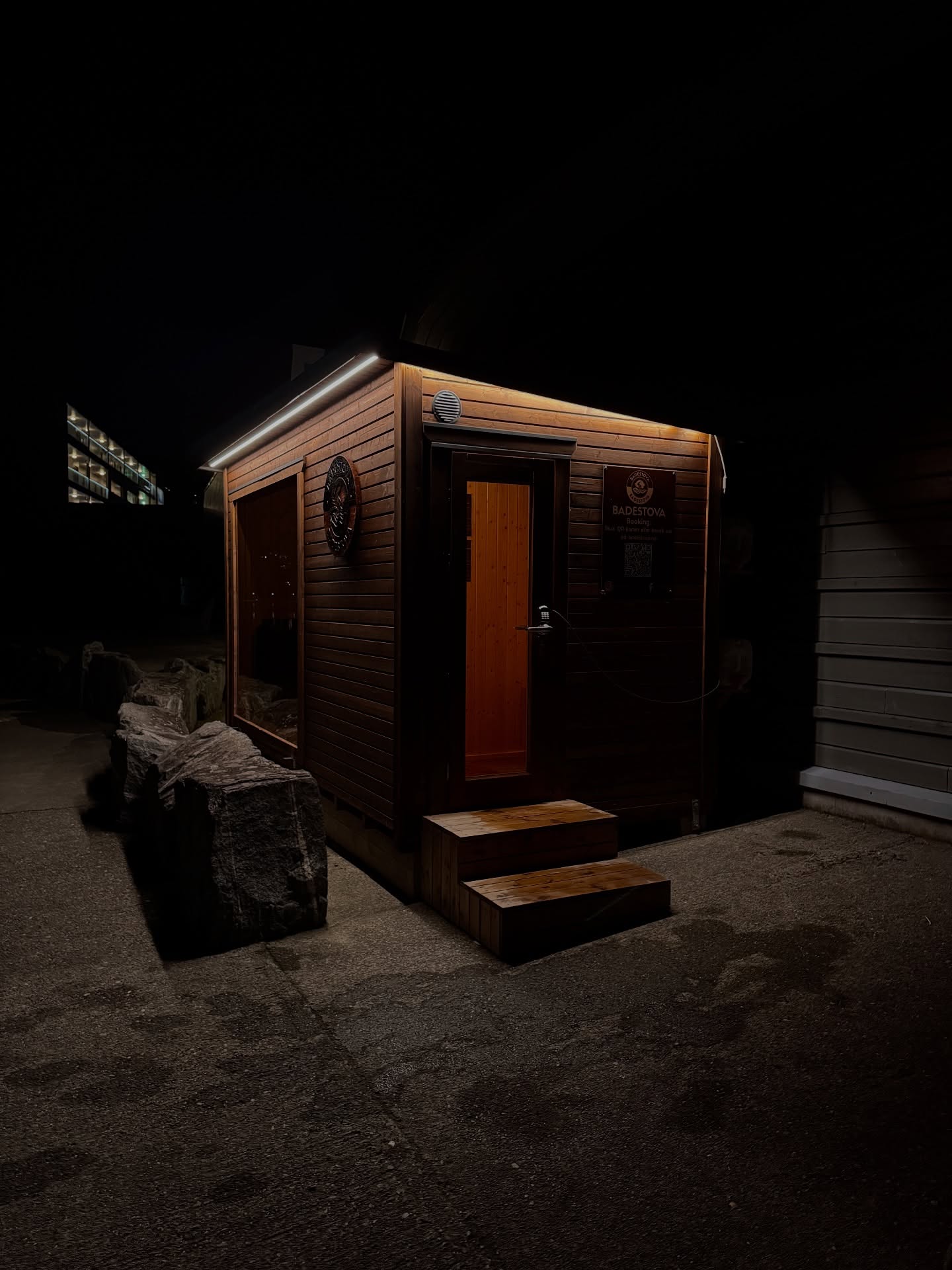 Vi har fått utvendig belysning og innvendig stemningsbelysning for ei endå betre badstuoppleving ✨♨️ Nyt varmen og ta eit forfriskande bad i haust- og vintermørket 🌊🌌