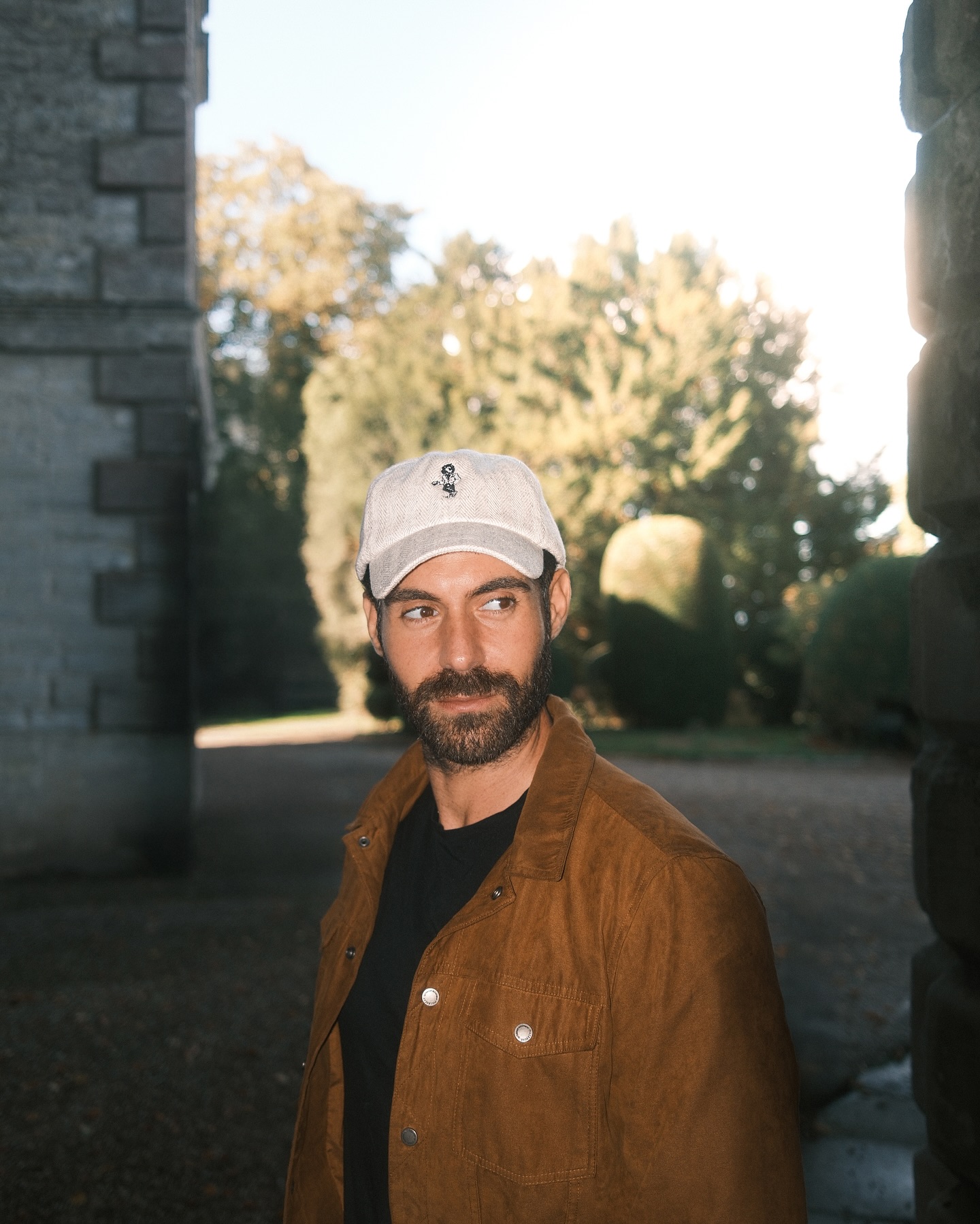 A study in timeless style.
Our herringbone caps draw on autumnal textures and the quiet elegance of poolside evenings, where the light lingers and the season feels endless.
Cut in a tailored six-panel silhouette, they balance refinement with ease, versatile enough for the everyday, yet styled with the same detail you’d expect in a @mistermillerhats hand-finished garment.
Not made for the masses. Made to be worn, kept, and lived in.
Want one? Be quick! Our First Edition is nearly gone.