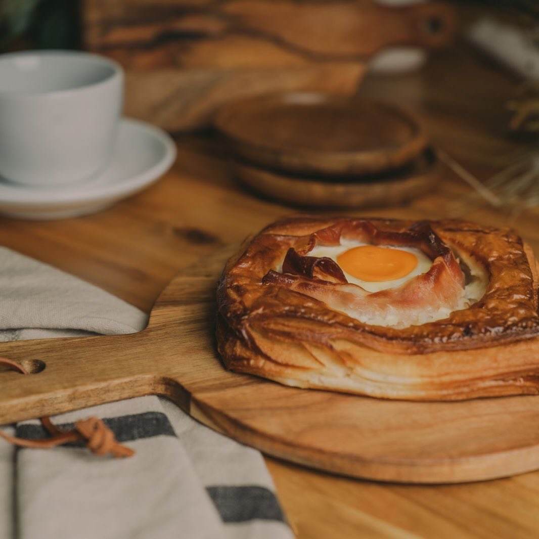 Mindenki kedvence a sonkás-tojásos párna, újra a pultban! #sourdough #bakery #emmarozs #szeged #frenchpastry