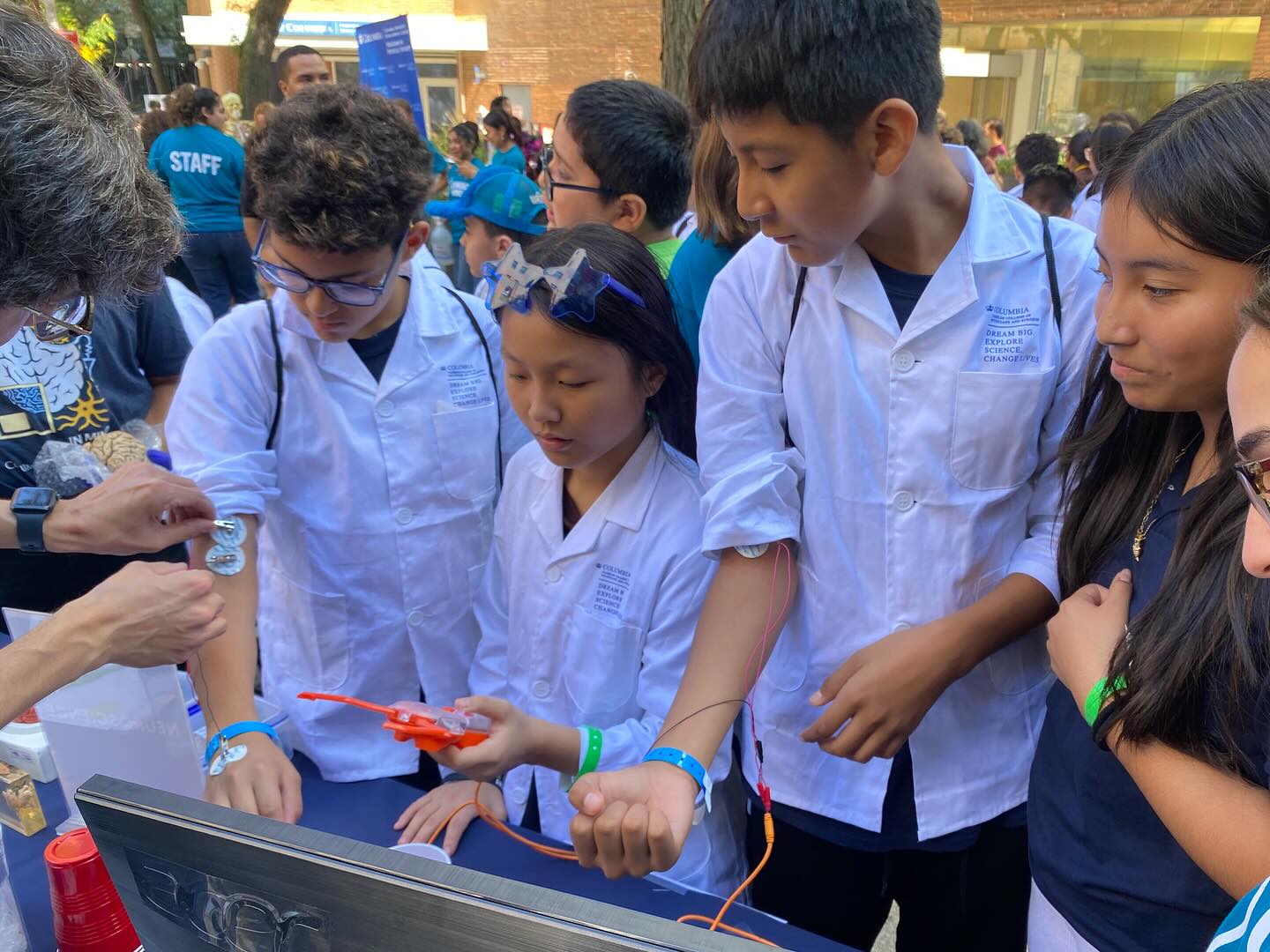 Future medical professionals reporting for duty at the Curiosity Cube with the help of @columbiamed! 🧬 🧫 🧪 #dlmsfamilia #nycpublicschools