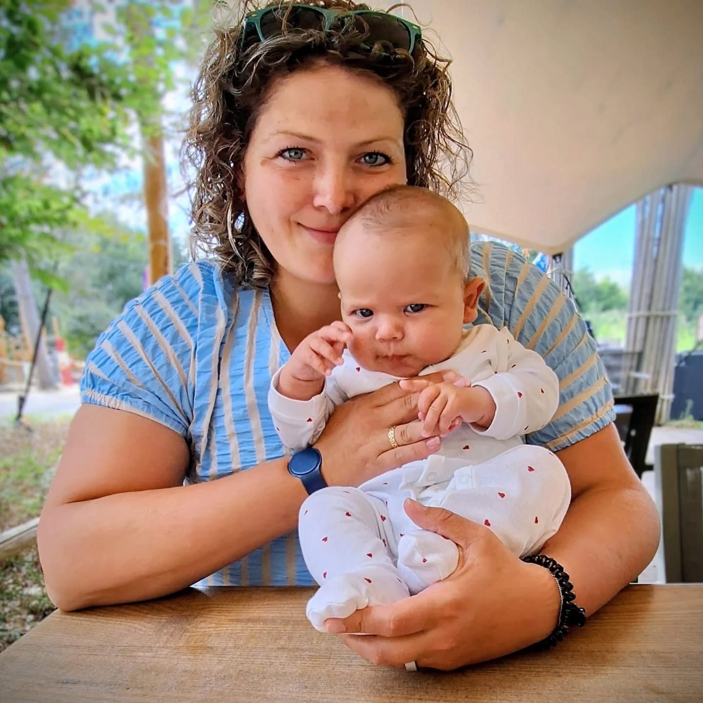 Femke is terug van haar zwangerschapsverlof!
Nog even extra knuffelen vandaag, want vanavond start haar eerste dienst weer.
Heel veel succes lieve Fem, we zijn blij dat je er weer bent!