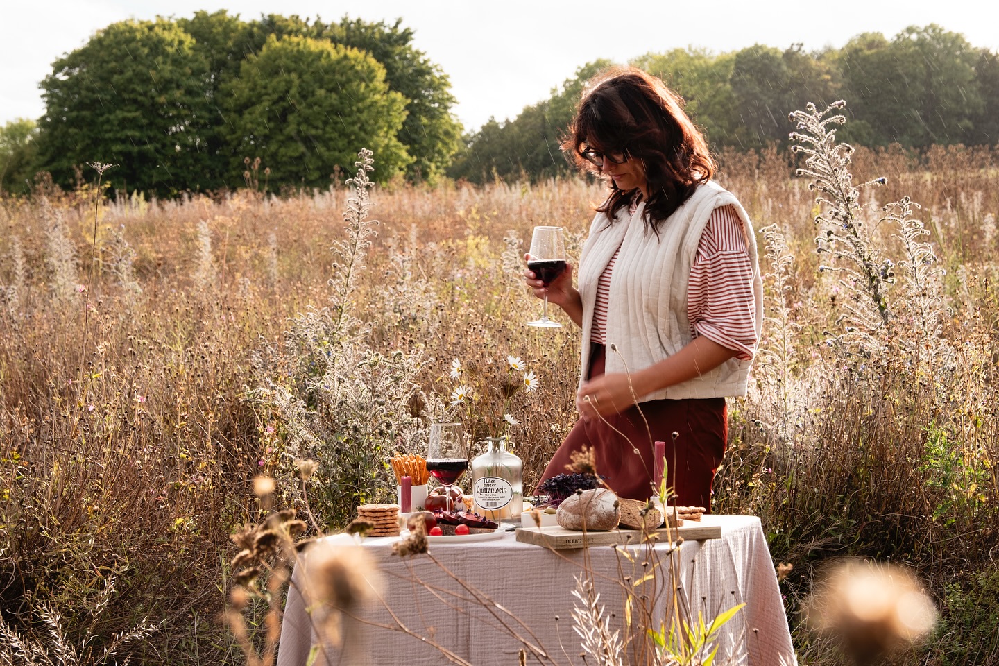 Die Tage werden kürzer, die Luft kühler und die Natur farbenfroher 🍂🍅🍷
Am Wochenende war es wieder an der Zeit mit meiner lieben Freundin Anna von @puderzuckerpoesie kreative Fotoprojekte umzusetzen. Wir haben uns bei unseren gemeinsamen Shootings in den letzten Jahren auf Tablesettings & kleine Foodstories fokussiert. Ein gedeckter Tisch inmitten der Natur, gehört da natürlich standardmäßig zu. 🌾🧀
An diesem Nachmittag wurden wir von einem heftigen Gewitter überrascht. In den Minuten unmittelbar vor dem Wolkenbruch hatten wir dafür das allerschönste Herbstlicht ✨
Ach du schöner Herbst... - Ich freu mich (auch als Sommermensch) auf dich 🤎
#countrysideliving #countrysidelife #visitaachen #tablesettingideas #tablesettings #musselintischwäsche #tablemuslin #dreamyaesthetic #dresmingtones #photofriends #tablestyling #setdesign #themoodymag #themoodytable #landkind