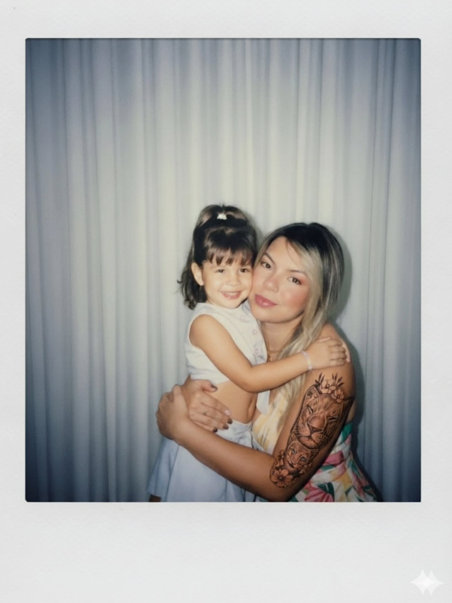 Abraçar a minha versão de criança me lembra que crescer é somar forças sem perder a essência. A inteligência artificial no marketing funciona do mesmo jeito: não vem para substituir, mas para ajudar. O profissional que tem medo de perder espaço de trabalho para IA perde uma grande oportunidade de crescimento. 😵💫 O resultado sempre depende de como a gente conduz a ferramenta! 🌸🤖
#inteligenciaartificial #marketingdeconteudo