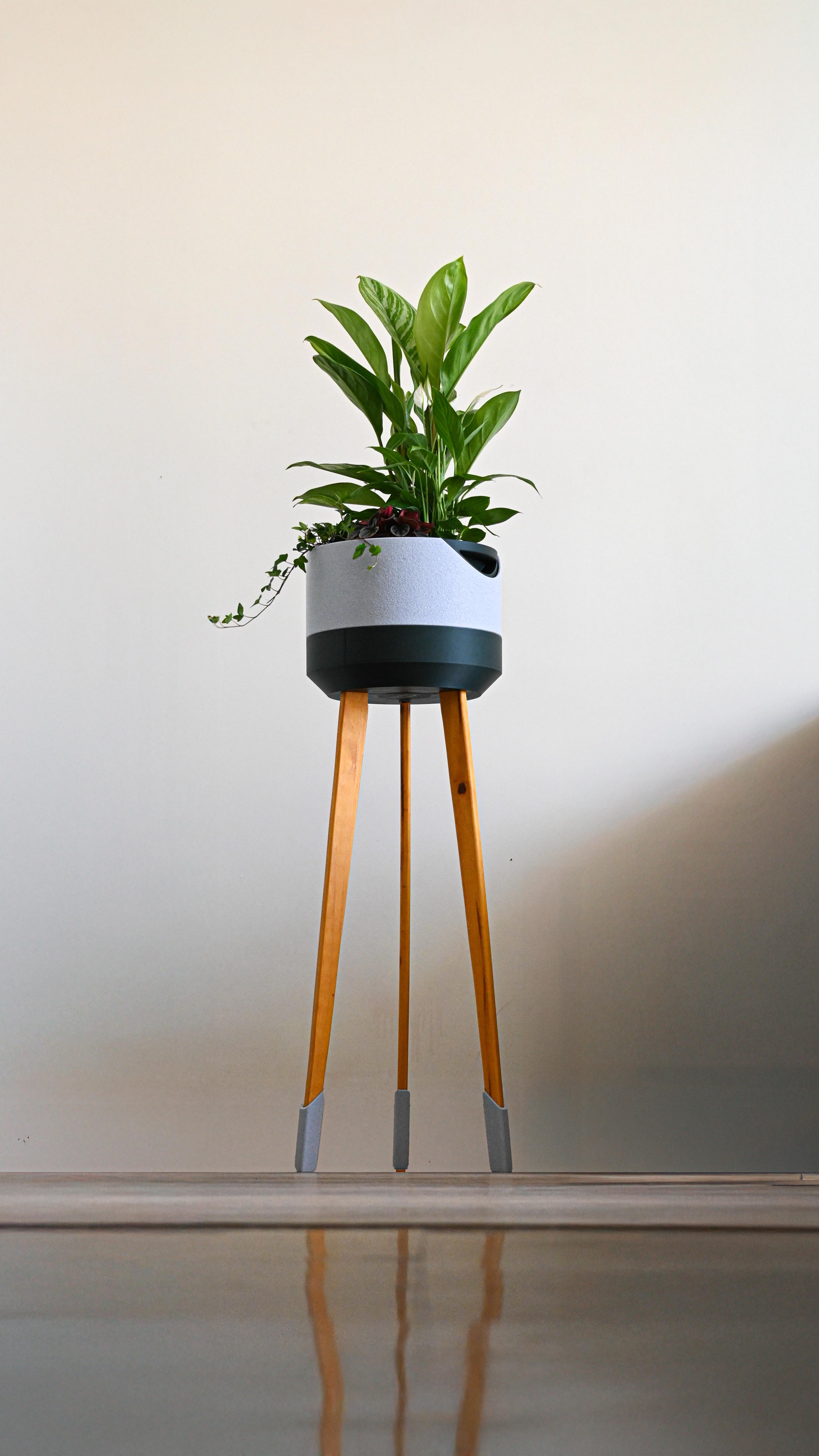 ✨ LE POT HEAVEN 🌿
Imaginé et fabriqué dans notre atelier, Heaven est bien plus qu’un pot de fleurs : c’est une invitation à créer votre coin de paradis végétal.
Conçu en PLA biosourcé et porté par des piètements en bois interchangeables, il allie design élégant, modularité et praticité :
• Bacs empilables et faciles à déplacer
• Grille de drainage ingénieuse
• Réservoir d’eau discret et pratique
✨ Dimensions : Ø 30 × H 90 cm
Heaven s’adapte à toutes vos envies : aromatiques, plantes d’intérieur ou dépolluantes. Plus qu’un objet décoratif, il propose une nouvelle manière d’habiter le végétal, en invitant à ralentir et à renouer avec la nature.
👉 Disponible dès maintenant sur www.leroydesign.fr (lien en bio)
#designers #designproduct #decorationinterieure #urbanjungle #slowliving #impression3d #bambulab
#madeînfrance #designécoresponsable #sustainabledesign #atelierdesign #greenhome
#jardinintérieur #decorationmaison #oasisurbaine #livingwithplants #homedesign