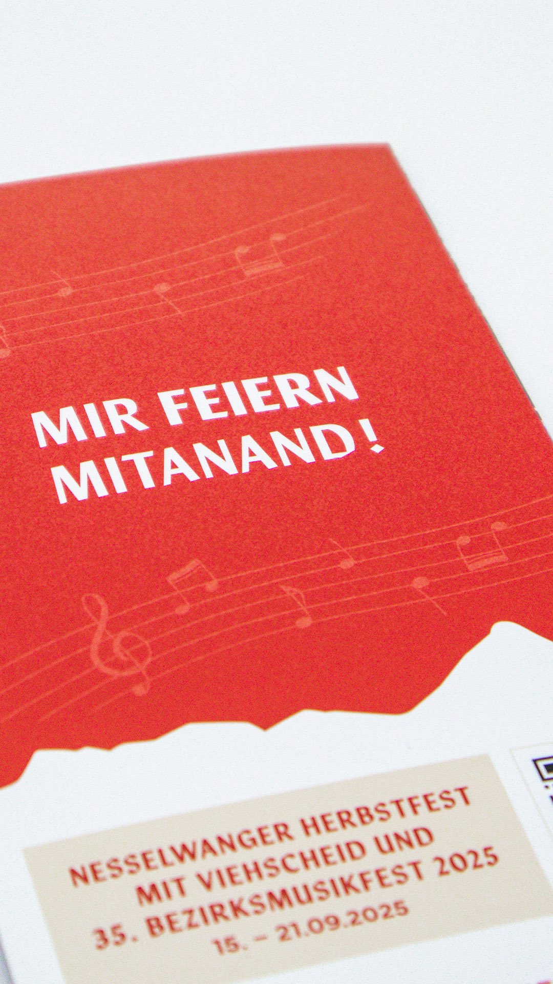 Mir feiern mitanand 🎶
Ich durfte die @harmoniemusik_nesselwang als Sponsor begleiten: Von Anzeigen und Plakaten bis hin zu Beschilderung, Speisekarten und vielem mehr 🥳
Mein Highlight? Vor Ort dann zu sehen, wie sich alles einfügt und zusammenpasst. Genau das liebe ich so an meinem Beruf ☺️
Neben meinem eigenen Banner hab ich dann auch noch einen Kundenbanner entdeckt — @pavema_versicherungen hat sich nämlich auch mit einem Sponsoring beteiligt und die Möglichkeit gleich genutzt, um mit seinem neuen Auftritt nach außen zu gehen 👏🏼
Danke an das gesamte BMF-Team für die tolle Zusammenarbeit und euch allen ein grandioses Festwochenende ☺️
#mirfeiernmitanand #nesselwang #bezirksmusikfest #branding #zeitfüreinenmutausbruch #bleibmutig #kommunikation #veranstaltungsdesign