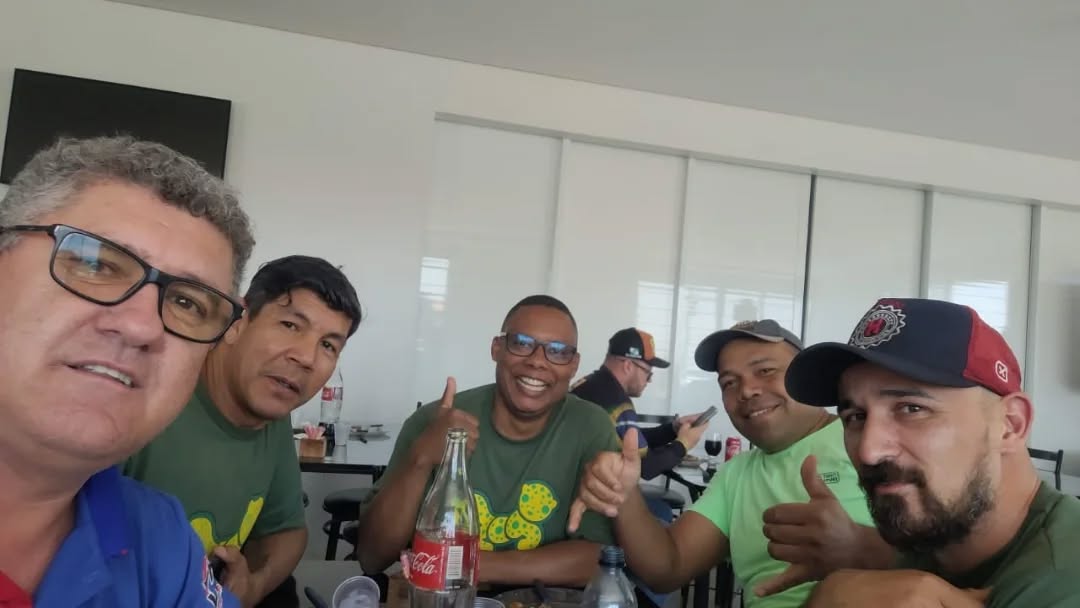 Fortalecendo cada vez mais a nossa luta!🤝
Foi um grande prazer para o nosso Diretor, Wilson Barros @wilsonbalbinodebarros , almoçar com os trabalhadores e trabalhadoras da Empresa Zaeli @alimentoszaeli , em Mundo Novo.
Um momento de integração, escuta e planejamento para o futuro que estamos construindo juntos.
E isso é só o começo! 
💪 Estamos implantando uma nova Subsede do SINDMASSA MS @sindmassams na região para levar um atendimento ainda mais próximo e eficaz para vocês.
➡️ Você que é da Zaeli e região: Esta casa também é SUA!
✅ Seja associado e fortaleça a nossa representatividade.
✅ Compareça e conheça a nossa nova Subsede.
Juntos, somos mais fortes! #SindmassaLuta
#SINDMASSA#SINDMASSAMS #MundoNovo #Zaeli #Trabalhador #Trabalhadora #Sindicato #Direitos #Subsede #Filiase #WilsonBarros