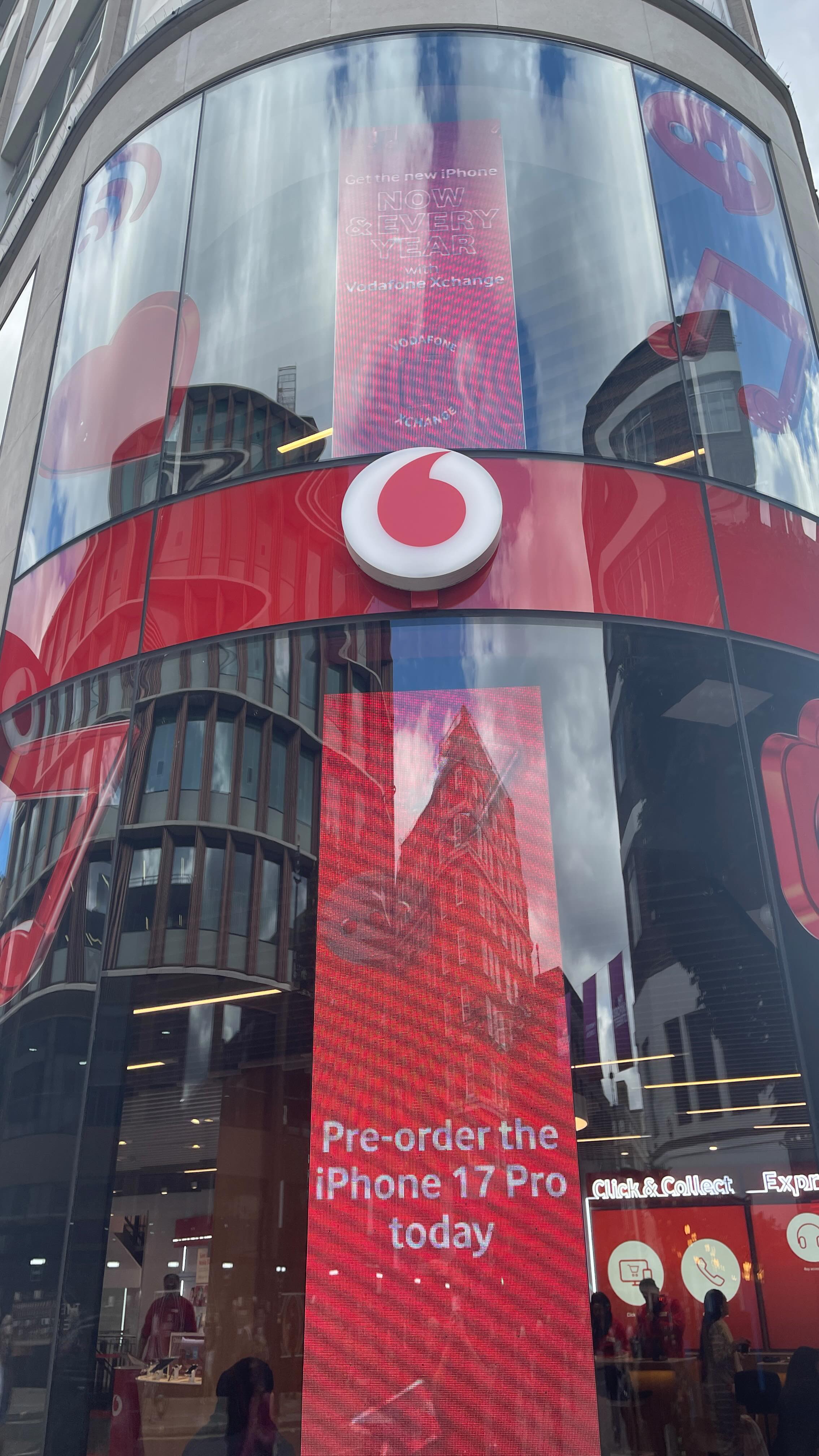 Vibrant vinyls and beautiful backlit banners, the perfect way to welcome the iPhone 17 and iPhone 17 Pro coming to Vodafone this week!
#iphone17 #iphone17pro #stylo #vodafone #new #iphone #newphone #newstyle #oxfordstreet #london #whitecity #westfield