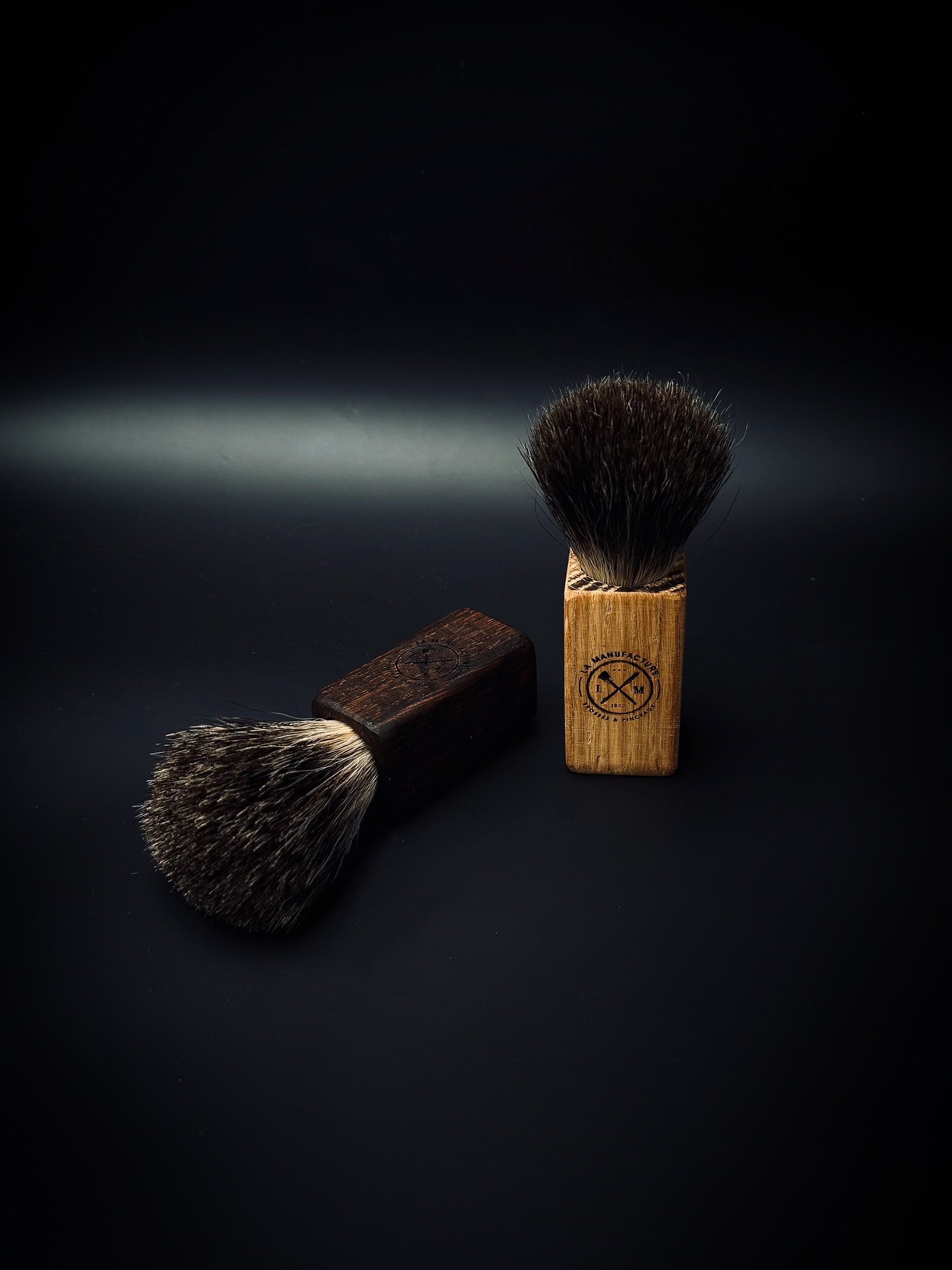 Derrière chaque barbe bien taillée, il y a un blaireau qui fait le job.
#rasagetraditionnel #shavingbrush #wetshaving #handmade #artisanat #boisdehêtre #luxurygrooming
#elegancemasculine #craftsmanship #madeinfrance