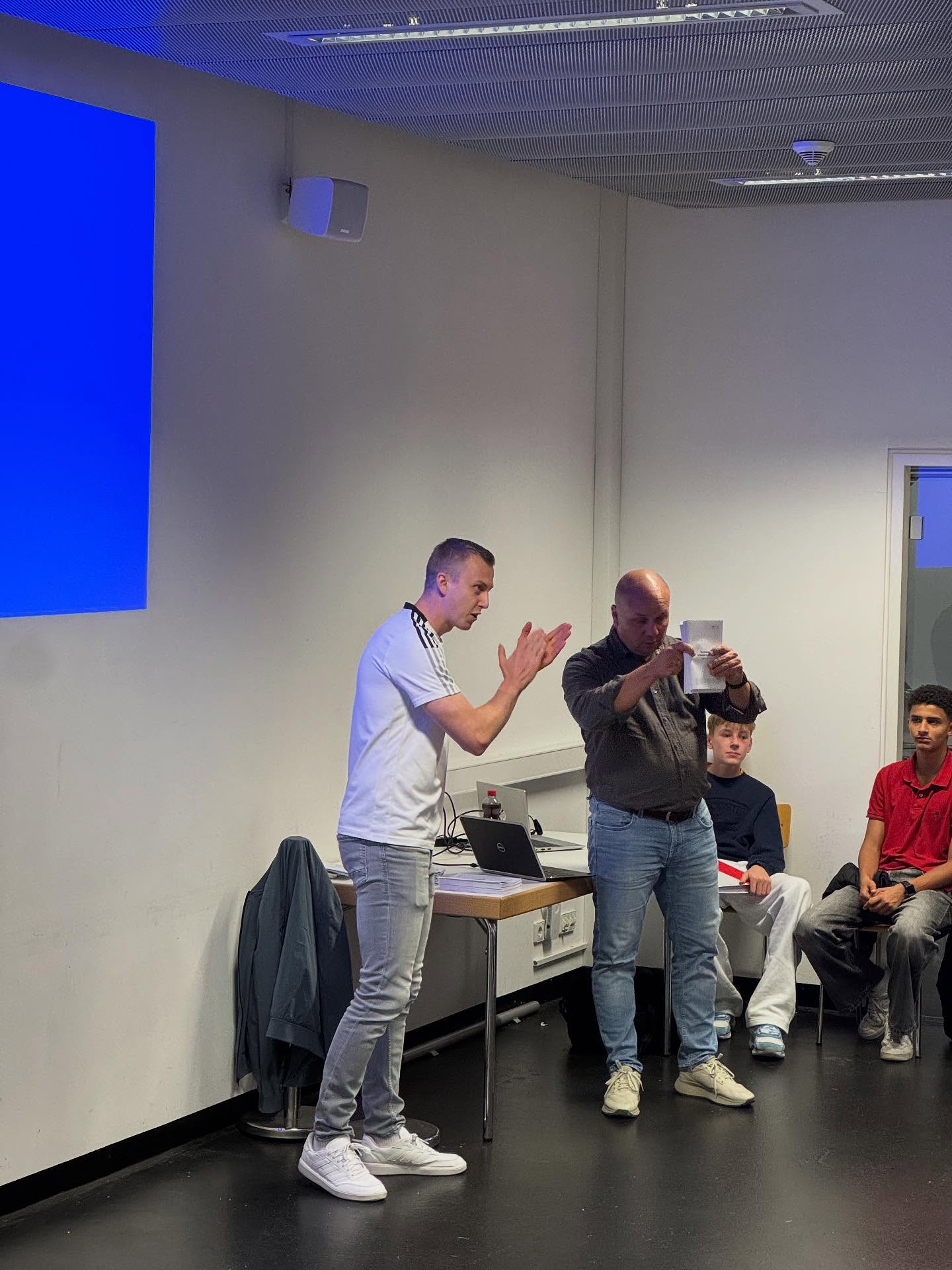 +++Schulungsabend September+++
Gestern Abend fand im Presseraum die Schulung im September unter Leitung von Jan Streckenbach statt, der den im Urlaub verweilenden Obmann Ronny vertrat.
Referent @benjamin.butz von der SRG Rottweil hatte das spannende Thema „Handspiel“ im Gepäck. So spannend, dass der Presseraum mit über 100 Schiedsrichter*innen brechend voll war.
Alle hingen gespannt an den Lippen von Benjamin, der die Theorie, wann ein Handspiel strafbar und wann nicht ist, mit Videoszenen zur Verdeutlichung untermalte.
Im offiziellen Teil durfte Jan anschließend noch 23 neue Schiedsrichter*innen begrüßen, welche auch noch mal in einem gesonderten Beitrag vorgestellt werden.
Nach gut einer Stunde war der Schulungsabend beendet, mit Verweis auf die kommenden Termine:
• Trainingsgruppe am 24.09.2025 (Sporthalle Bildungszentrum Nord)
• Stützpunkttraining am 29.09.2025 (OKPHYSIO @okphysio )
• Jung-SR-Event am 03.10.2025 (MHP-Arena)
• Schulung Oktober am 13.10.2025 (Stadion an der Kreuzeiche)
#schiedsrichter #dfbschiris #srgreutlingen #handspiel #neuling #fussball #dfb #wfv