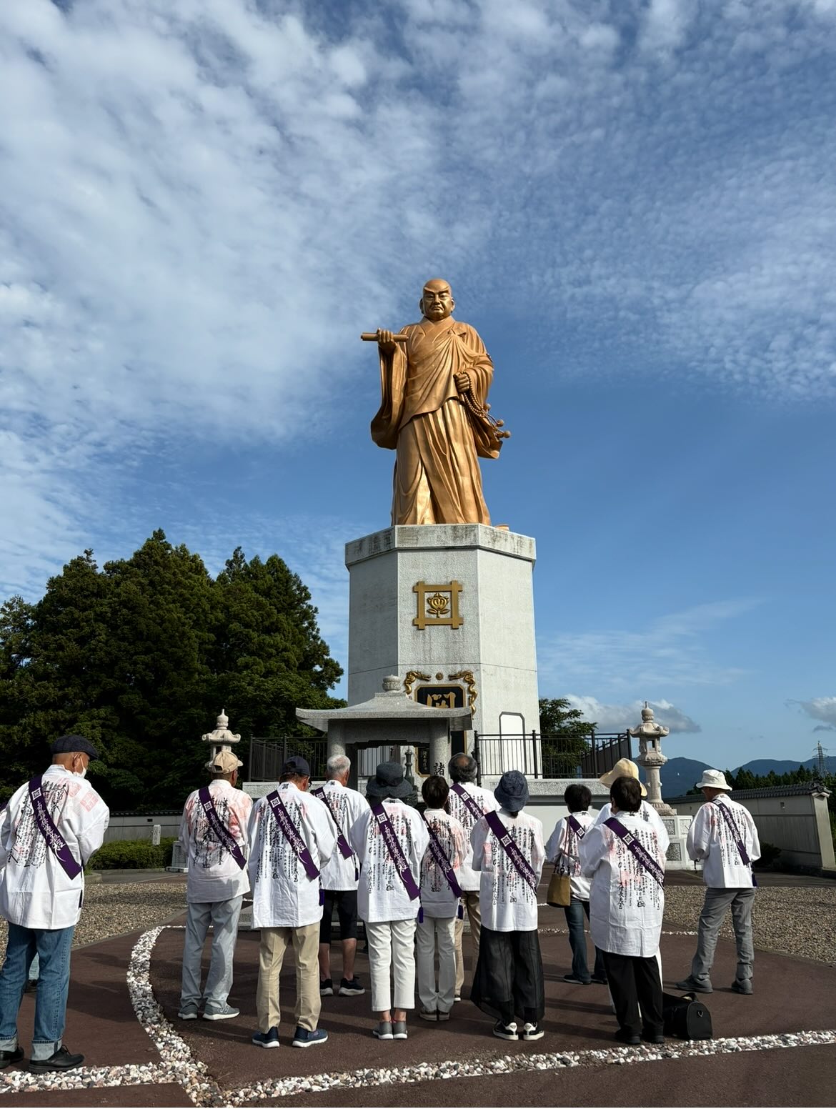 佐渡島の団参
新幹線🚄→飛行機✈️→船🚢を使い辿り着きました。
ホームページ
https://www.okayama-kouunji.com
#佐渡島
#日蓮聖人銅像
#塚原三昧堂
#香雲寺