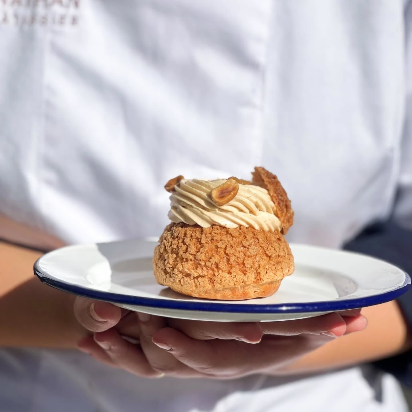 Le @barachoux.nice ouvre ses portes au 18 boulevard Jean JaurĂšs !
Un salon de thĂ© / coffee shop unique, oĂč chaque chou est garni Ă la minute, en version sucrĂ©e ou (BientĂŽt) salĂ©e.
Café, thé, boissons fraßches
Choux minute, frais et gourmands
Parfums qui changent réguliÚrement
AprĂšs la pĂątisserie Jonathan Le PĂątissier (14 avenue MarĂ©chal Foch), dĂ©couvrez notre nouvel espace gourmand pensĂ© pour les Niçois et les visiteurs en quĂȘte dâune expĂ©rience originale.
đ Bar Ă Choux â 18 boulevard Jean JaurĂšs, Nice
đ Ă savourer sur place ou Ă emporter !