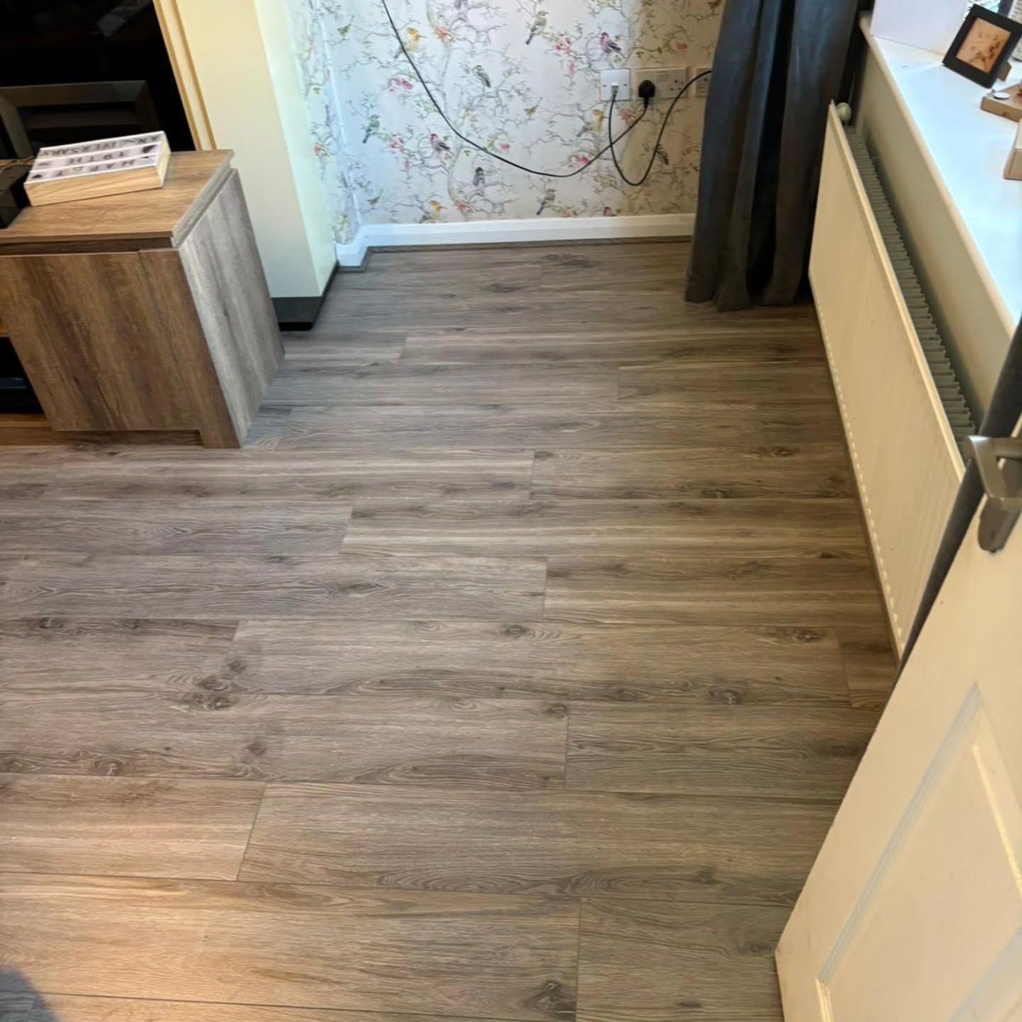 How nice is this 12mm laminate flooring! This is one of our new laminate products. Incredibly hard wearing and looks great when fitted! Fitted for a repeat customer of ours. Very happy with the end result 😃 #elliottcarpetsmatlock #laminateflooring #matlock #derbyshire