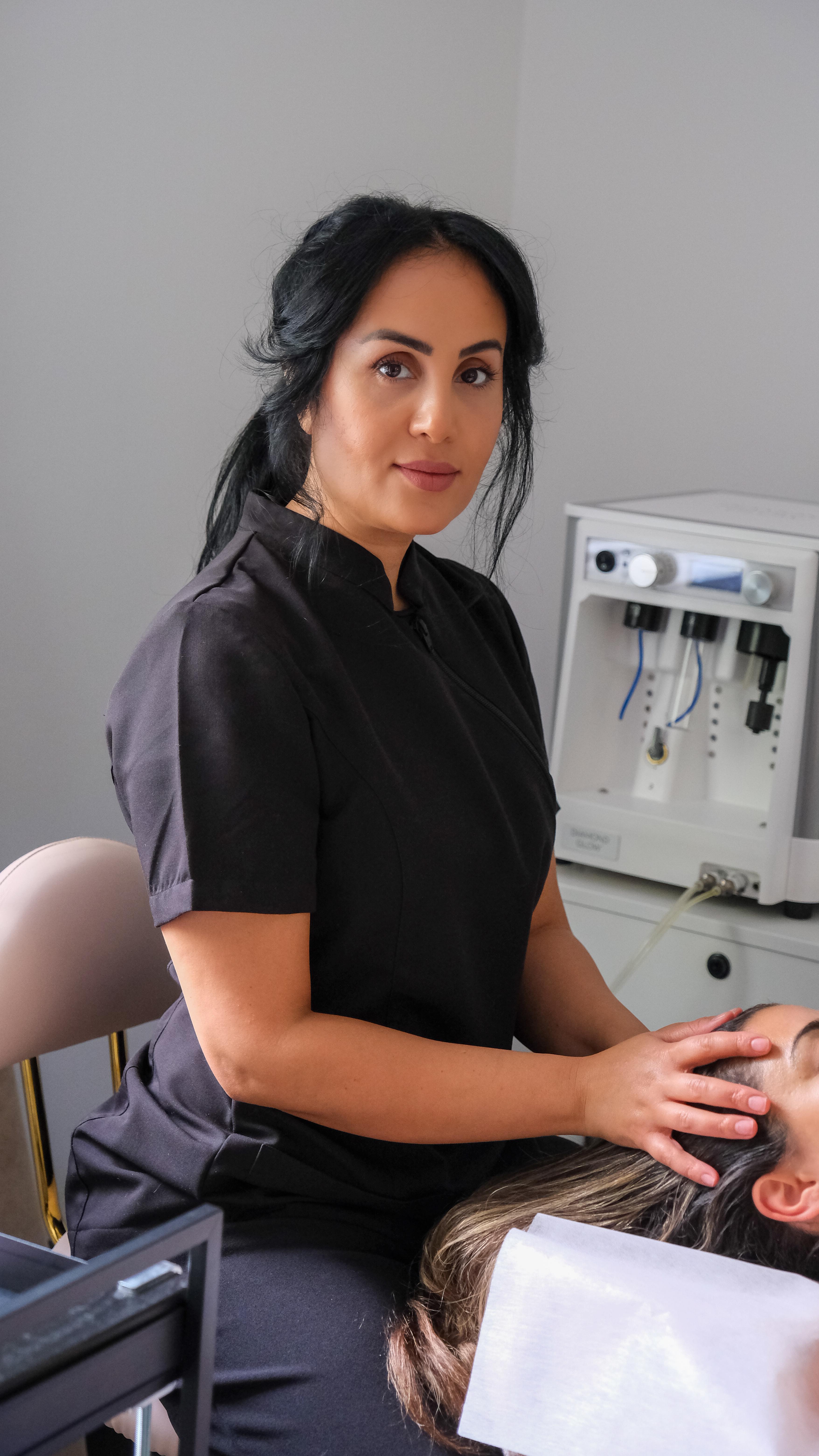 Hos Amal på Beautylin kan du nu boka en ny behandling ✨Unna dig en skön ansiktsbehandling som kombineras med gua sha-stenar – en härlig metod för att minska spänningar, öka cirkulationen och ge huden mer lyster och spänst.
En stund av avslappning som gör gott för både hud och sinne 💆🏼♀️
Vi på Villa Ed
Inredningsbutik @villaedinredning
Klädbutik @villaed_by_glozzy
Café & Bistro @cafevillaed
Frisörer @villaed.frisorerna
Injektionsbehandlare @beautylin.se
Kroppsvård & Massage @lindaholtzkroppsvard
Inemotion Psykologi @inemotionpsykologi
Keramik @lerkallan
Skulpturskogen Villa Ed