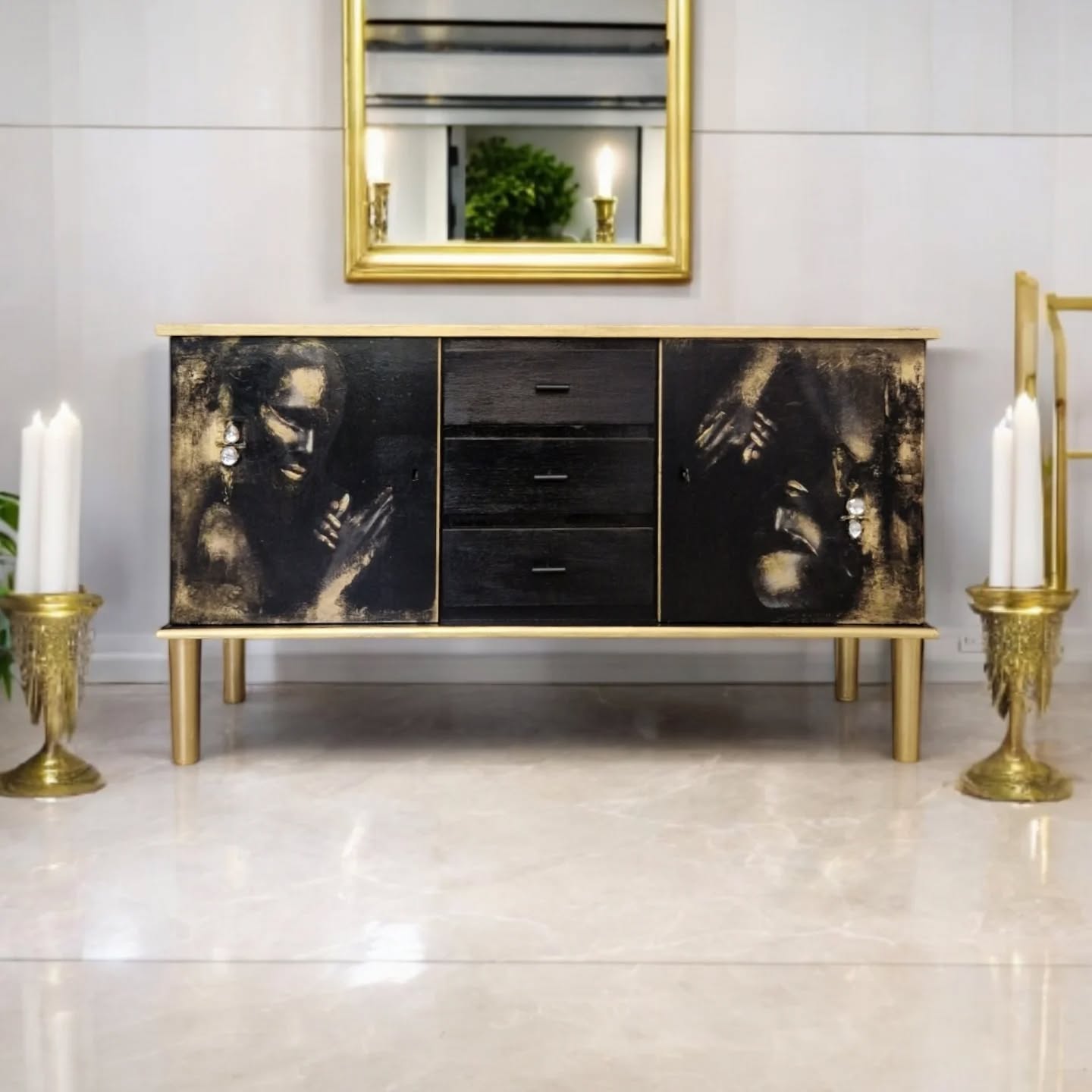 Dit dressoir is een echte eyecatcher en uniek meubelstuk.
Met de hand gerestyled en voorzien van kunstzinnige schilderingen in diep zwart en subtiel goud, waardoor het niet alleen praktisch is, maar ook een kunstwerk in huis.
Twee deuren met veel opbergruimte en drie lades in het midden
Afgewerkt met gouden details en poten voor een modern-klassieke uitstraling
Perfect voor woonkamer, hal of creatieve ruimte
Uniek stuk: functioneel én artistiek
Dit meubel brengt niet alleen orde, maar ook karakter en sfeer in elke ruimte.