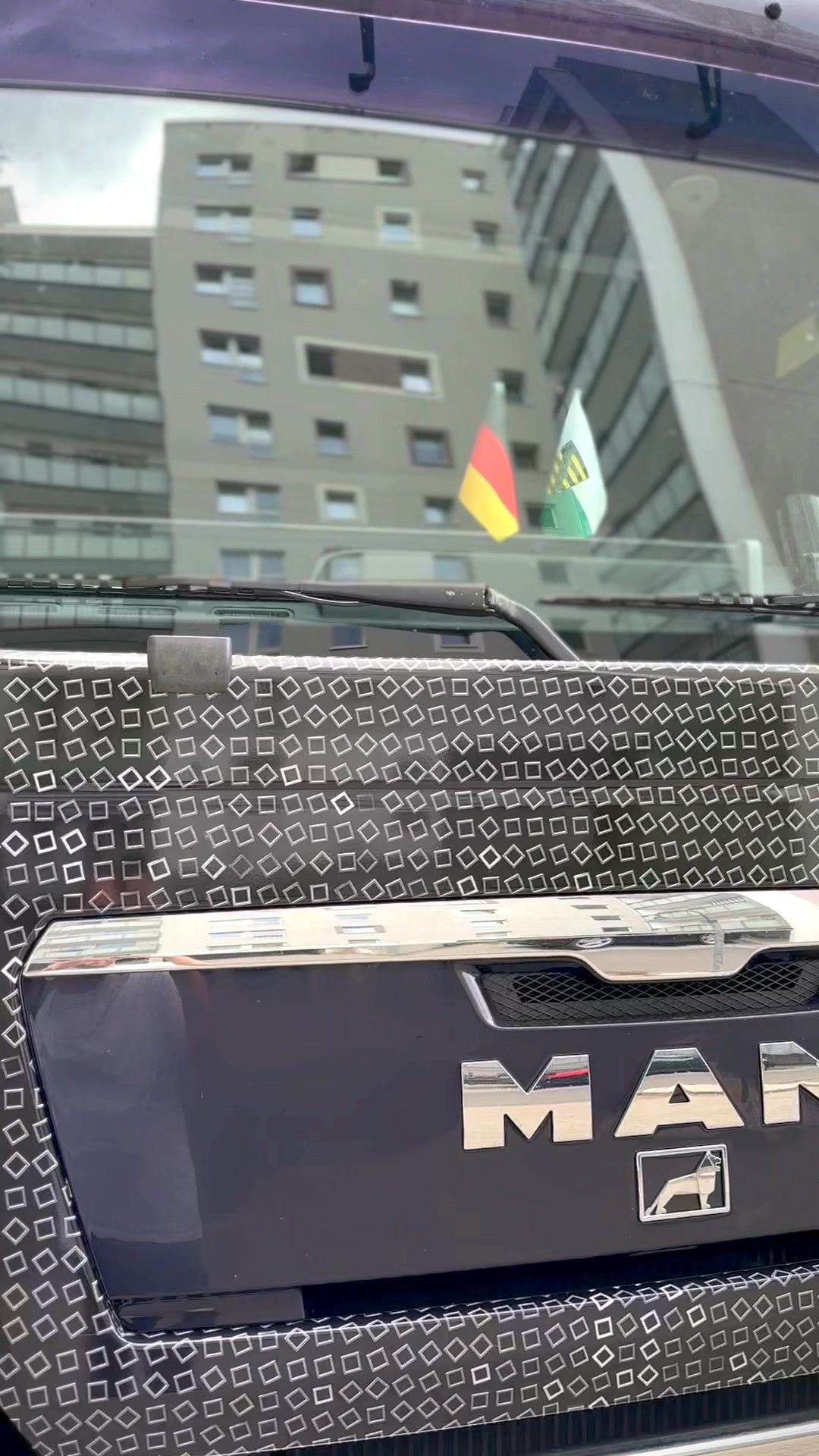 MAN macht Eindruck – jetzt im neuen Look!
Wir haben die Sattelzugmaschine der Medicke GmbH aus Glauchau komplett in Folie gehüllt – inklusive aller Anbauteile! Das Ergebnis? Ein absolut einzigartiger Truck, der auf der Straße alle Blicke auf sich zieht.
Vollfolierung = maximale Wirkung. Wer will schon unsichtbar sein, wenn man sichtbar sein kann?
#TruckGoals #Vollfoliert #MANTruck #Sattelzug #Eyecatcher #FolieMitStyle #MedickeGlauchau #TruckWrap #Fahrzeugfolierung #WerbungAufRädern #TruckDesign #Unübersehbar #MadeToStandOut