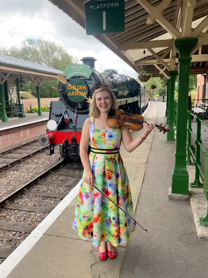 Such a beautiful gig on the ‘Grape British Railway’ for @uber a couple of weeks ago.
Thanks @bubbleandsqueakents, a lovely time playing for guests along the Bluebell Railway as they enjoyed some food and great wine!
#events #violin #railway #uber #billieilish #sussex