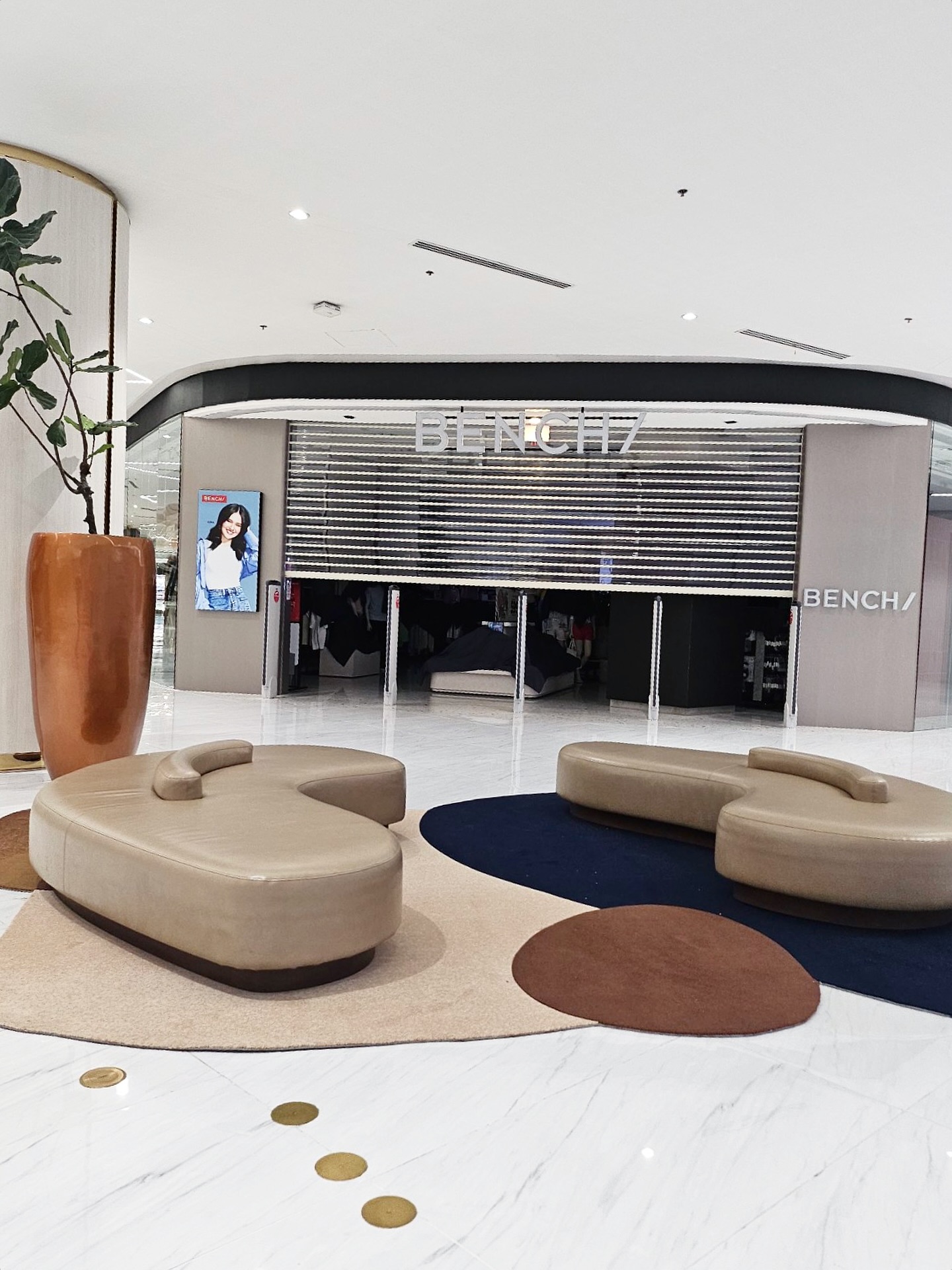 Who said rugs have to be square? 😉 Our customised design proves that irregular can still be stunning. #DesignWithoutLimits #barringtoncarpets