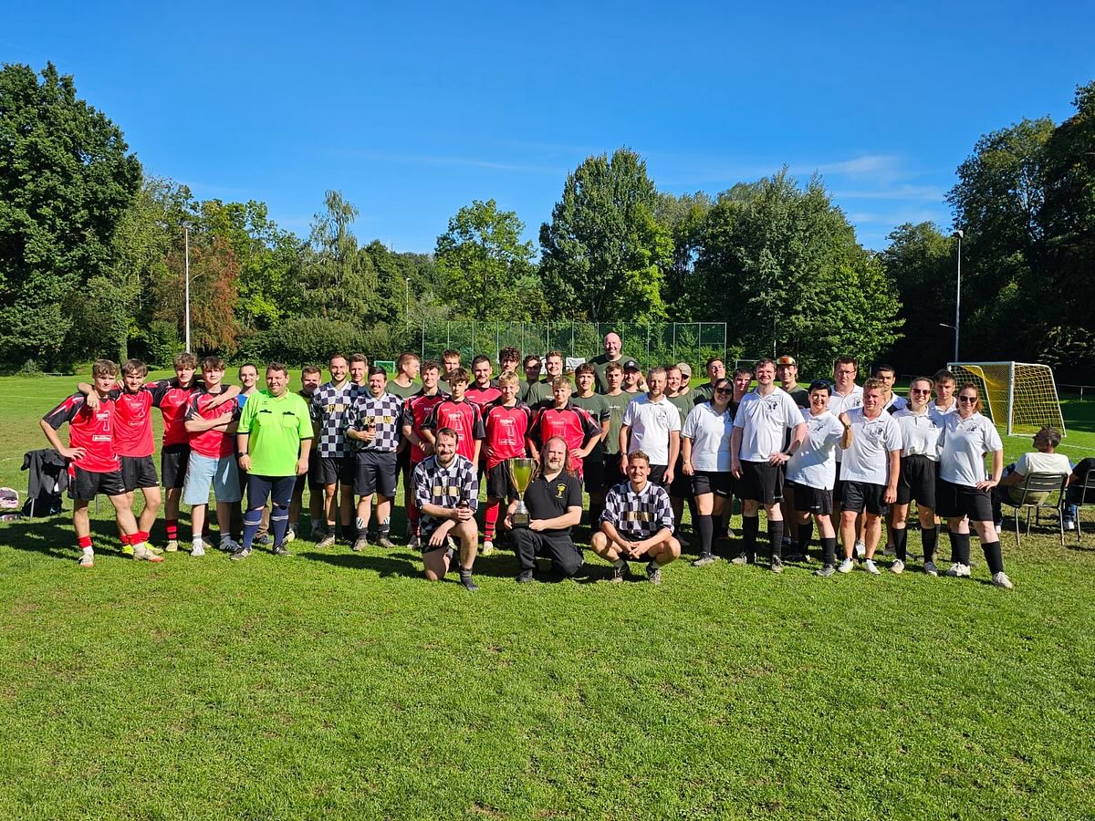 Es wurde wieder einmal sportlich! ⚽️🏆
Auch dieses Jahr haben wir den inzwischen fast schon traditionellen Tell-Cup ausgetragen.
Wir gratulieren dem inzwischen mindestens genauso traditionellen Sieger: @fanfarenzugoberzell 🥳🥳
Spätesten wenn wir die Disziplin ändern wird es aber sicher auch mal einen anderen Titelträger geben 😏
Allen anderen Teilnehmern, darunter @fzankenreute @fanfarenzug_badwaldsee und @fanfarenzug_welfen, danken wir für die Teilnahme! Es war einfach herrlich mit euch 🥳🤩🍻