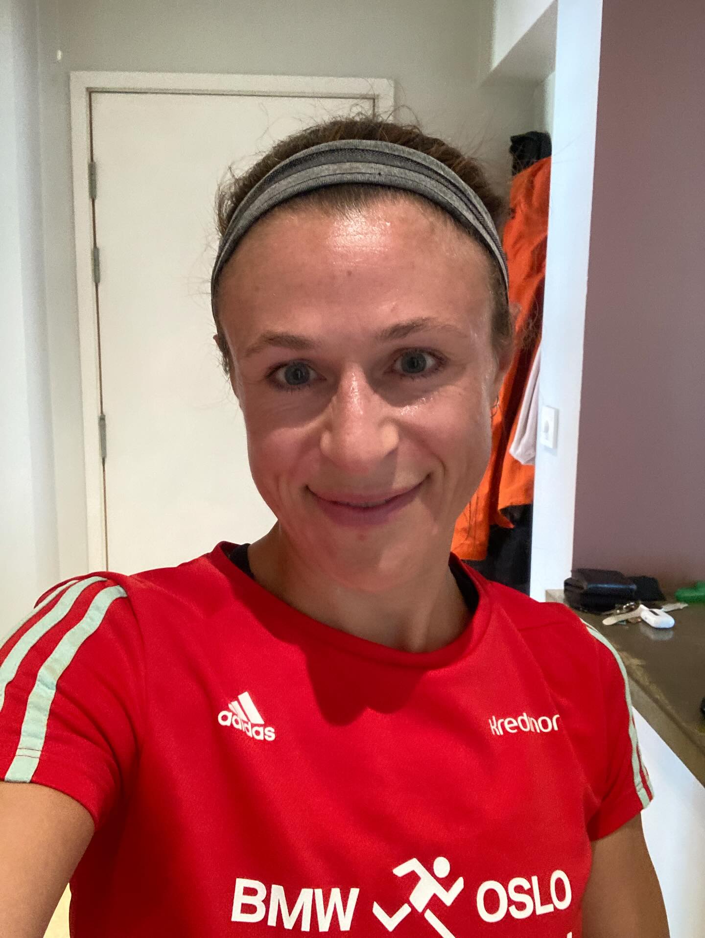 Running in the marathon this weekend? Chances are you’ve heard of - or possibly experienced - “Runner’s Gut”.
Gastrointestinal symptoms like bloating, cramps, stomach pain, nausea, vomiting or diarrhoea are common in endurance athletes: some research suggests up to 50% of marathoners experience stomach problems during a race.
What causes Runners Gut?
During intense exercise, blood flow to the gut is reduced as it’s redirected to your working muscles (in this case, your legs 😉). This is believed to be the main cause of nausea, abdominal pain, vomiting and diarrhoea during endurance activities.
Other factors including dehydration, high intake of carbohydrates (this draws extra water into the gut), eating too close to race time, and eating high protein, fat or fibre meals close beforehand can also contribute to gastrointestinal symptoms.
If you have a pre-existing gut condition like coeliac disease or IBS, you could also find that your symptoms worsen during endurance exercise.
A few tips to avoid Runner’s Gut:
👟 Test out your race day nutrition during training runs (including experimenting with timing + amounts of carbohydrate and fluid intake). This also helps train your gut to get used to your race day nutrition.
👟 Avoid high fibre, fat or protein foods before long runs, and try to eat main meals at least 2-4 hours before.
👟 Start the race well hydrated to avoid dehydration.
👟 Don’t try anything new on race day!
Good luck if you’re running on Saturday (I’m hoping to be back in good enough form to try the half marathon next time🤞🏼)!
And let me know if you’re interested in more sports nutrition tips 😊